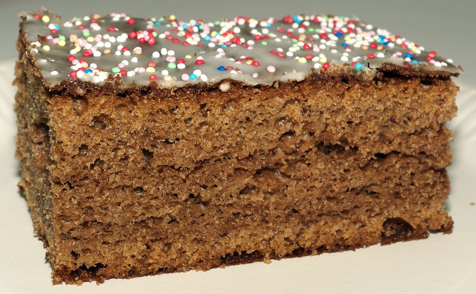 Panasonic Lumix DMC-FZ1000 sample photo. Spice cake, sugar pearls photography