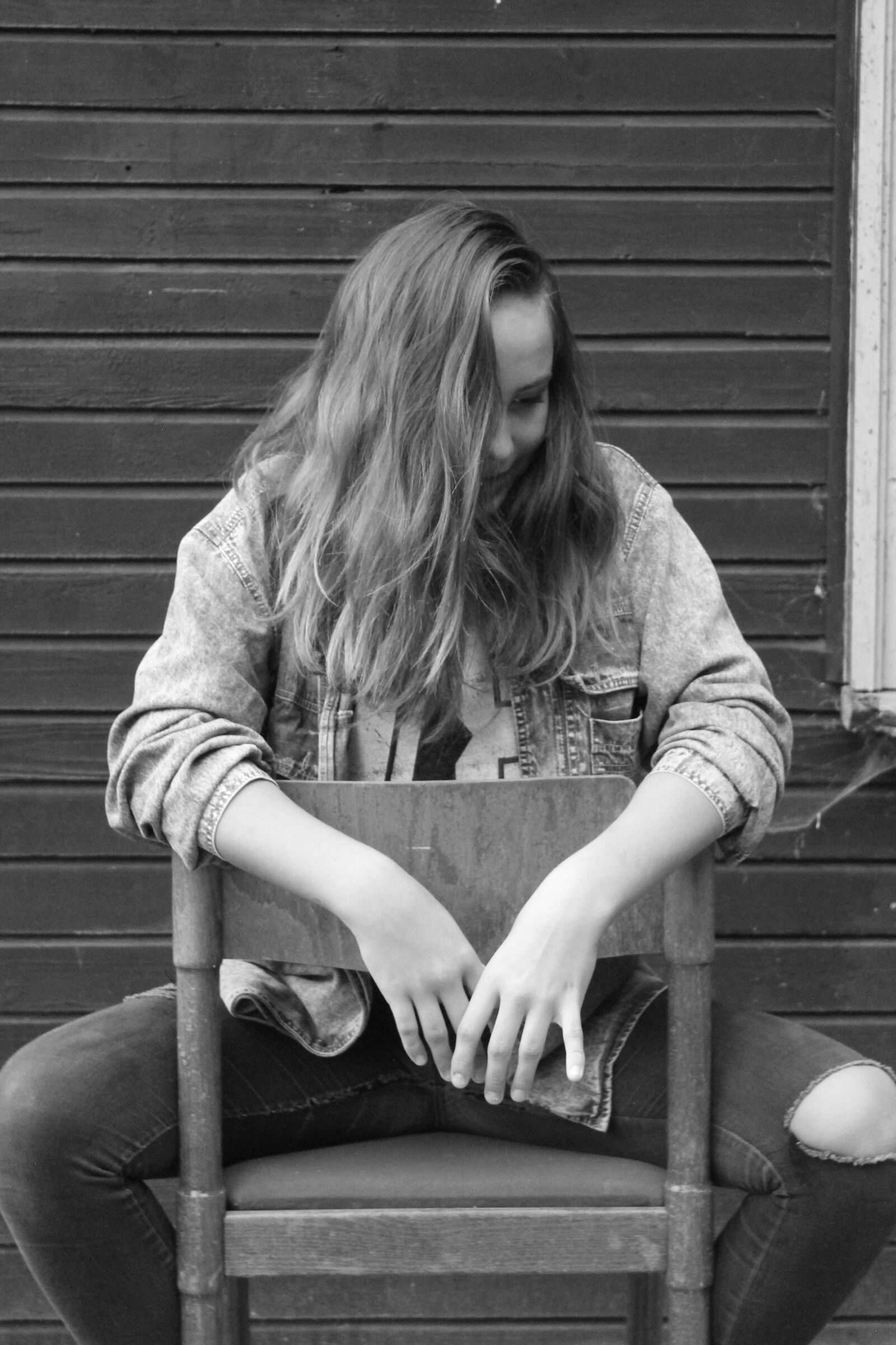 Canon EOS 1100D (EOS Rebel T3 / EOS Kiss X50) sample photo. Chair, girl, wood photography