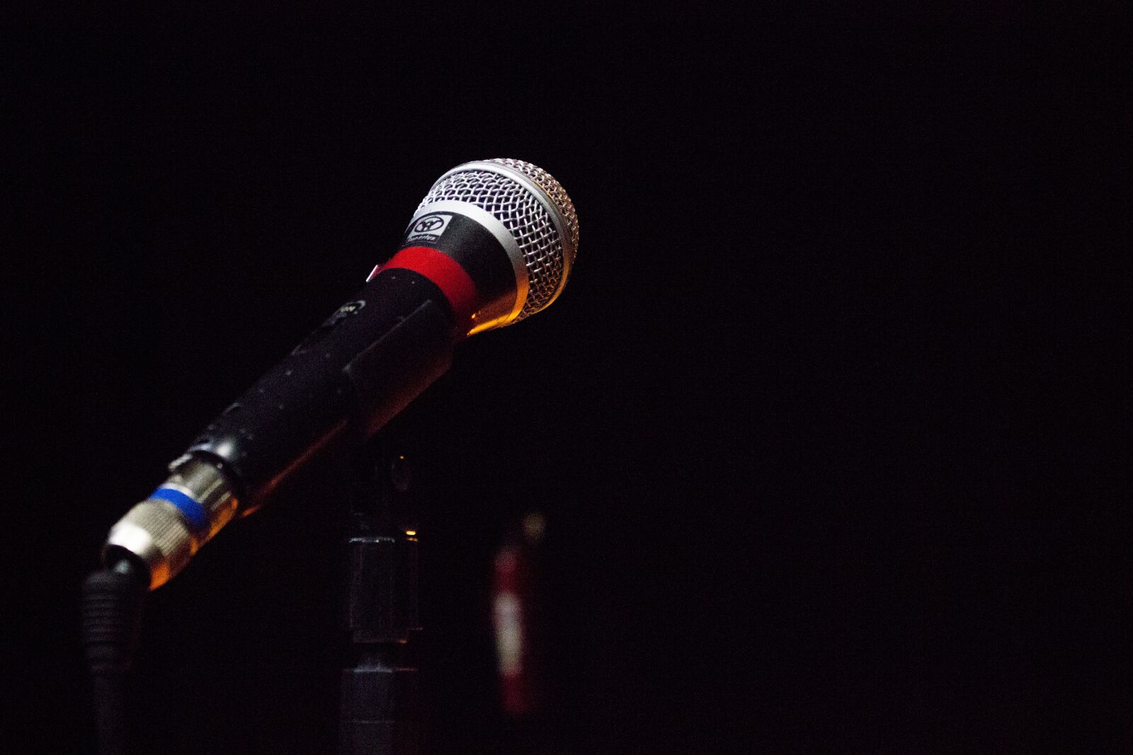 Canon EOS 600D (Rebel EOS T3i / EOS Kiss X5) sample photo. Microphone, corner, stage photography