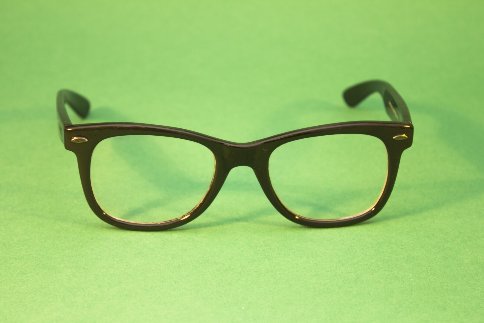 Canon EOS 550D (EOS Rebel T2i / EOS Kiss X4) sample photo. Glasses, black, green photography