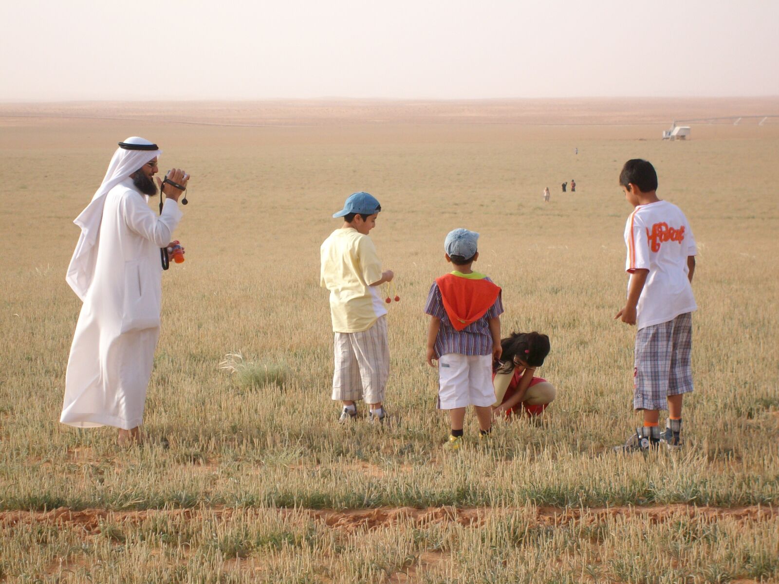 SANYO S750 sample photo. Saudi, family, desert photography