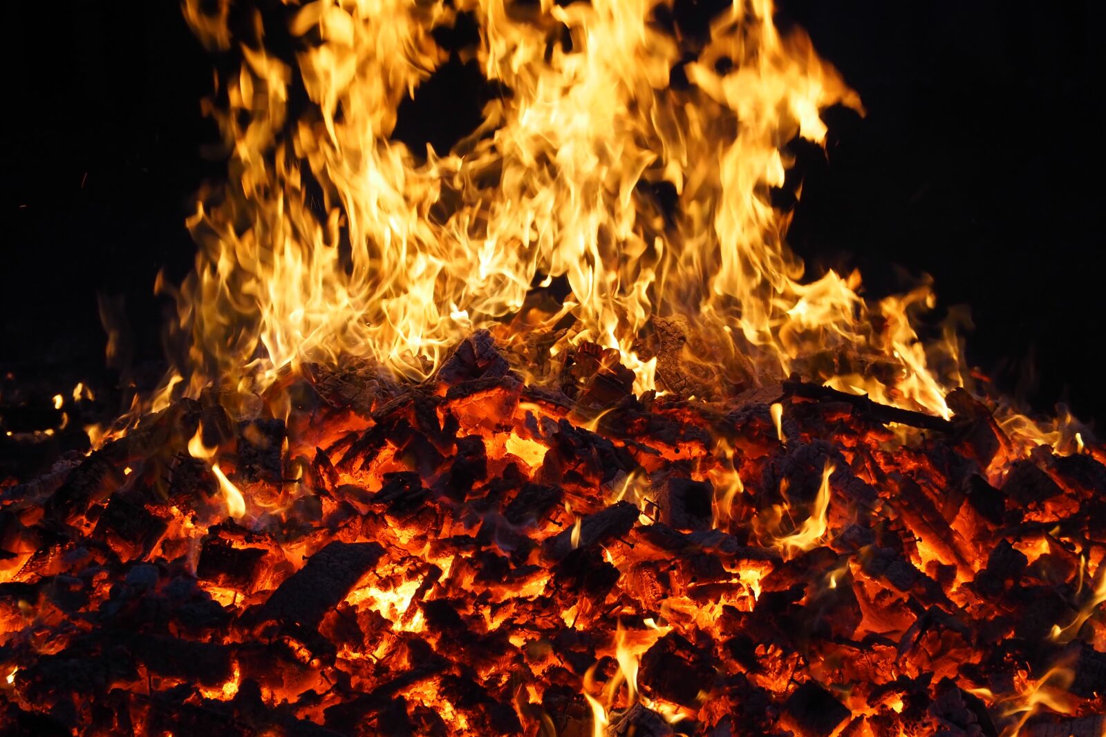 Olympus OM-D E-M5 II sample photo. Flame, heat, flammable photography