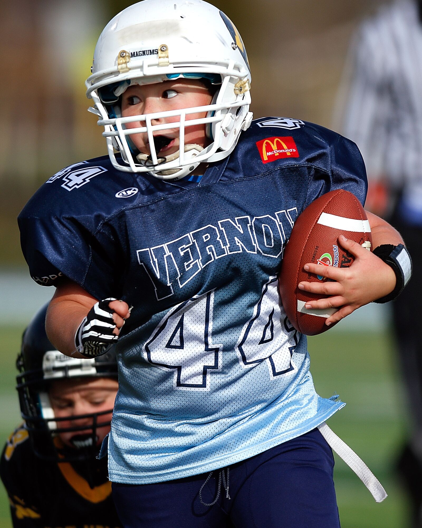 Canon EF 300mm F2.8L IS USM sample photo. Football, running back, ball photography
