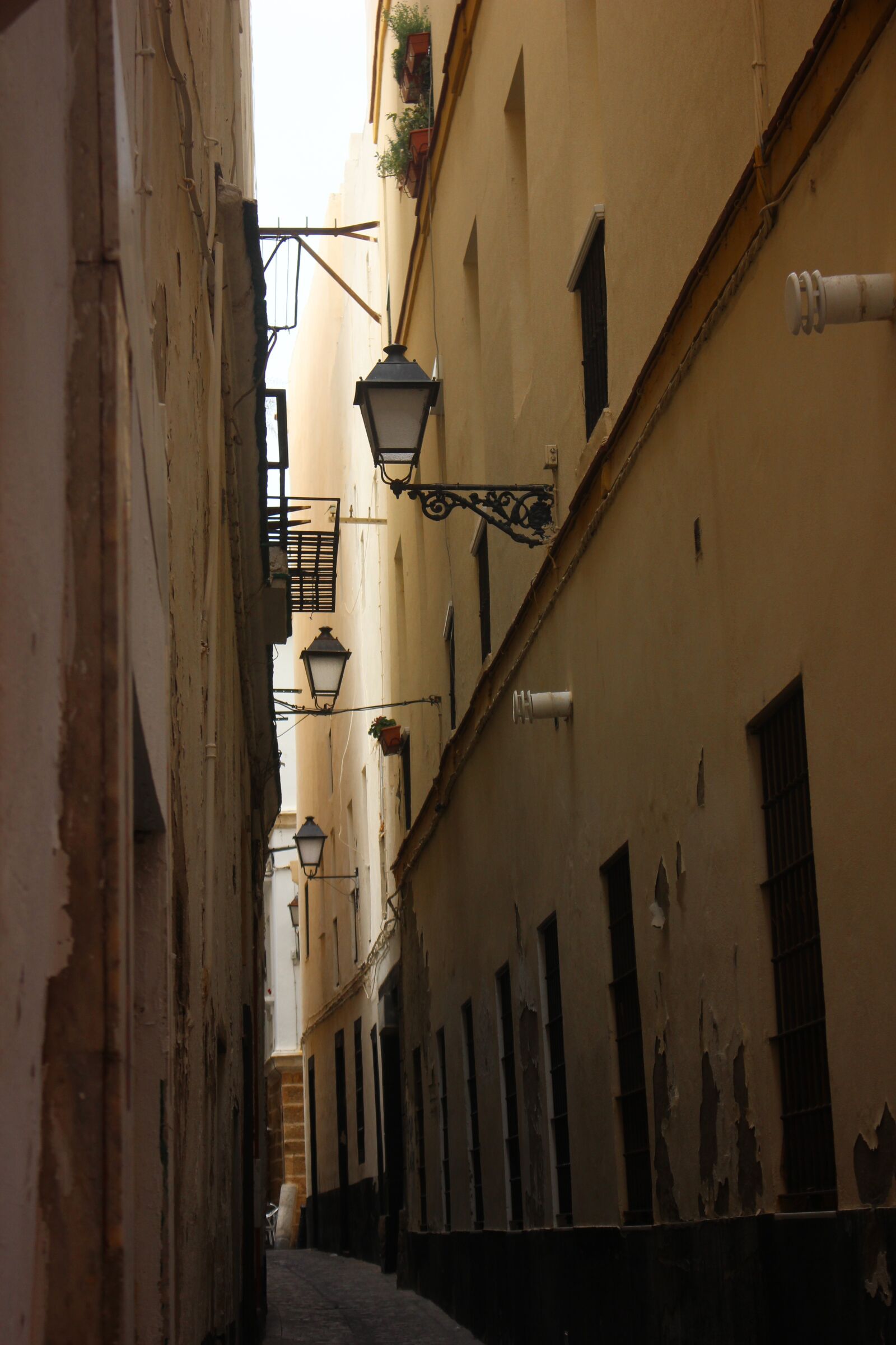 Canon EOS 600D (Rebel EOS T3i / EOS Kiss X5) + Canon EF-S 18-55mm F3.5-5.6 IS STM sample photo. Spain, streets, city photography