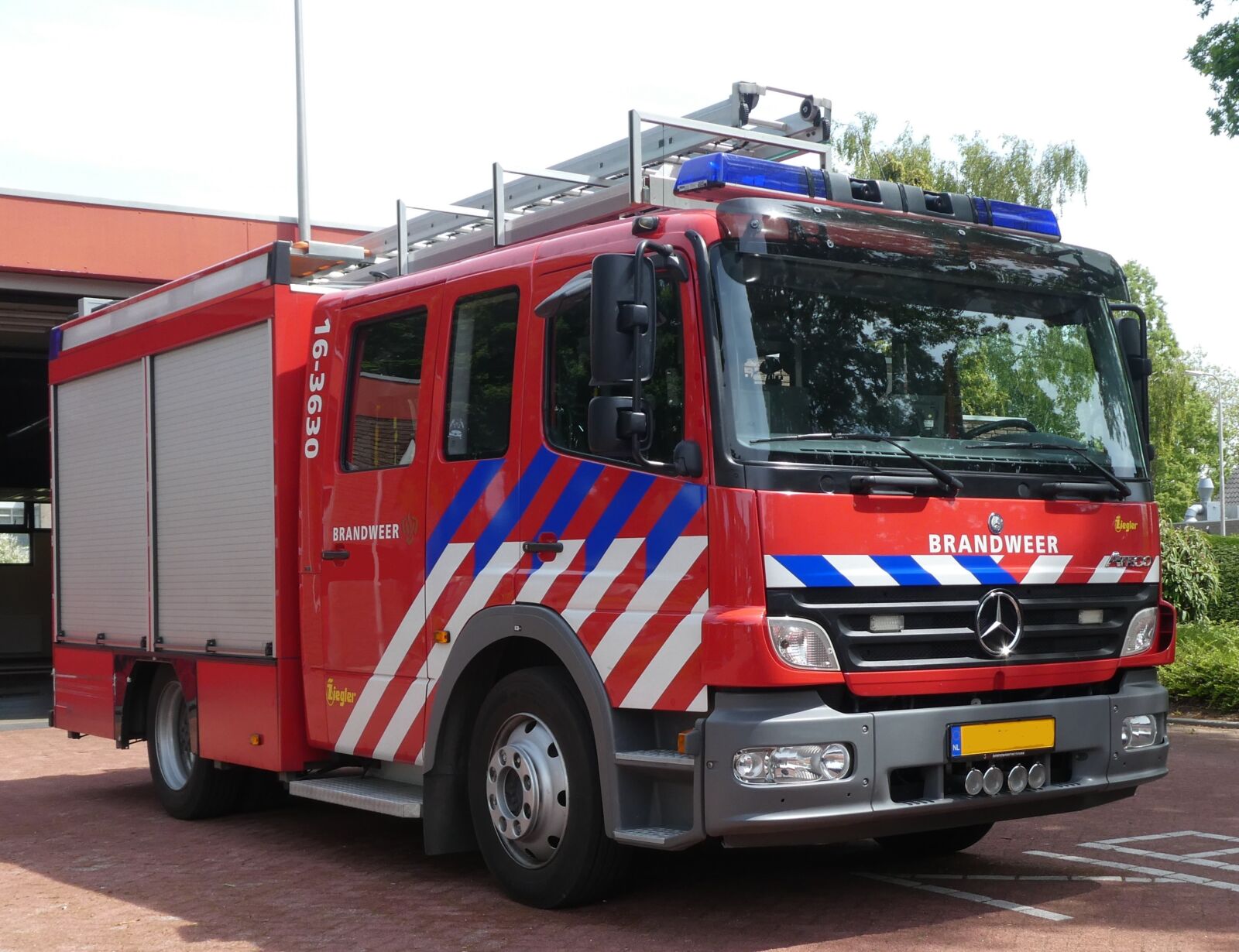 Panasonic Lumix DC-ZS70 (Lumix DC-TZ90) sample photo. Fire, assistance, fire department photography