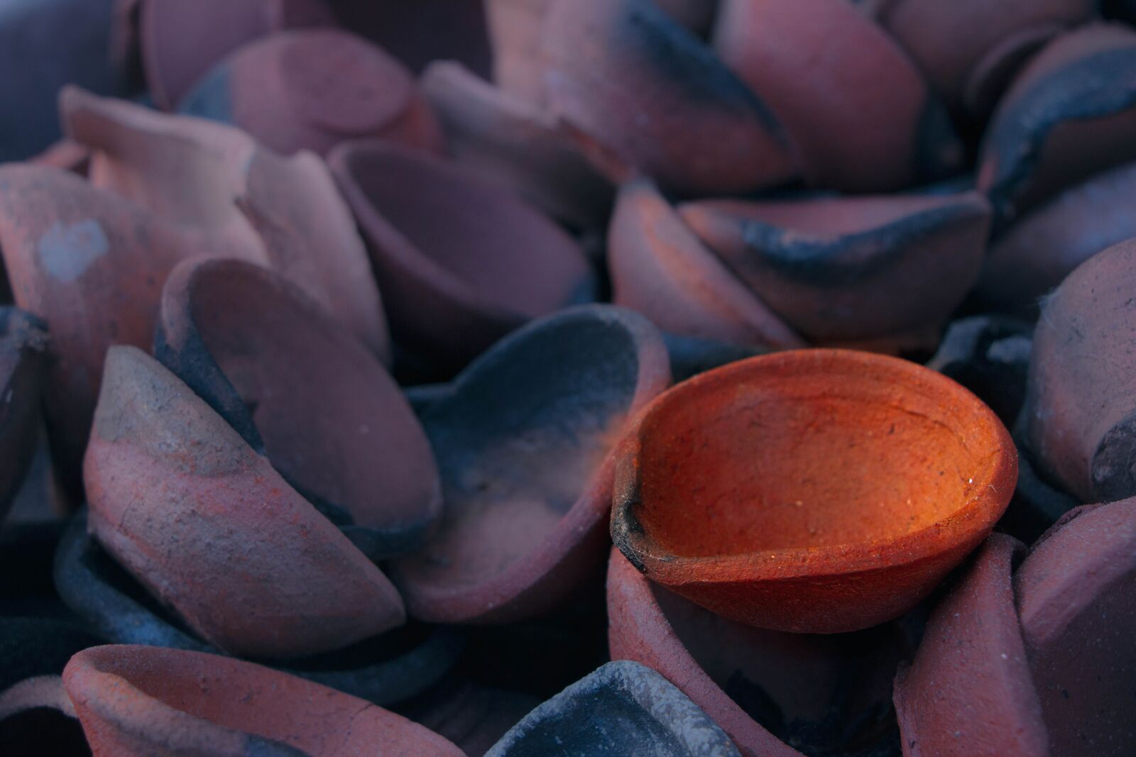 Canon EOS 70D + Canon EF-S 18-135mm F3.5-5.6 IS STM sample photo. Pots, clay pots, flower photography