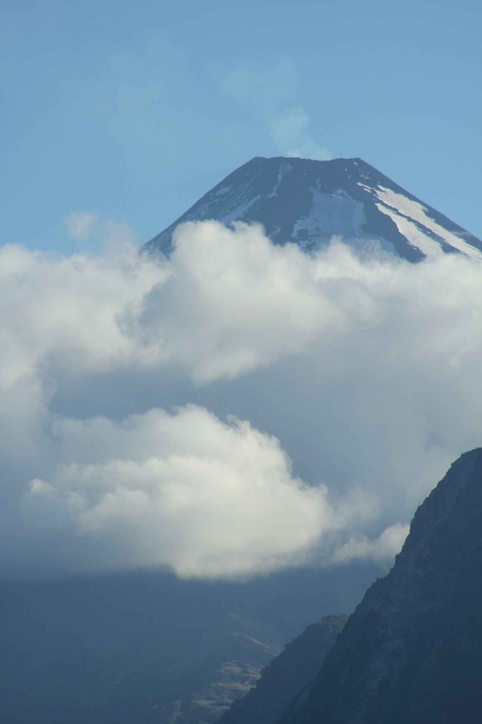 Canon EOS 550D (EOS Rebel T2i / EOS Kiss X4) sample photo. Landscape, clouds, volcano photography
