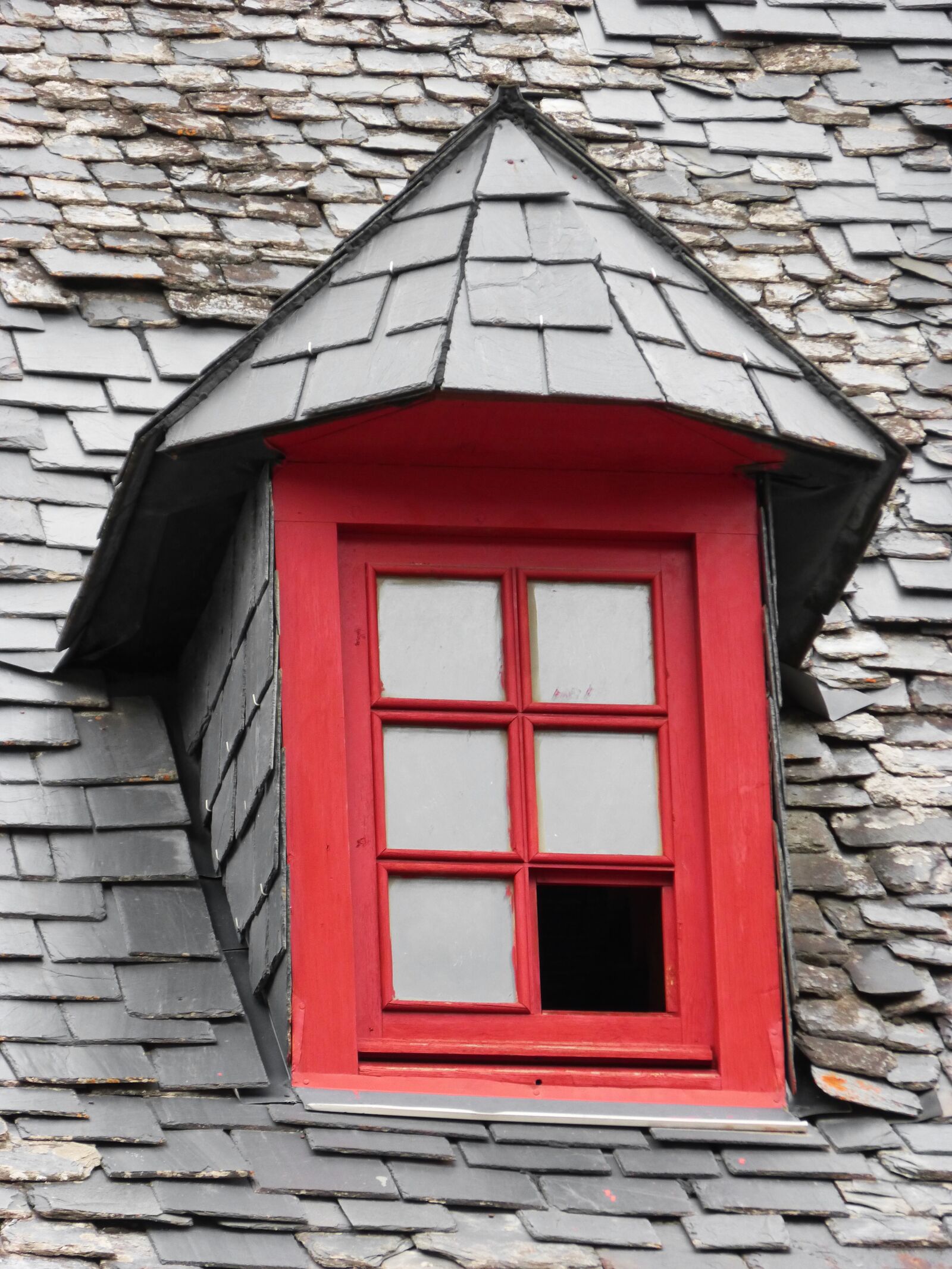Panasonic DMC-FZ62 sample photo. Roof window, window, slate photography