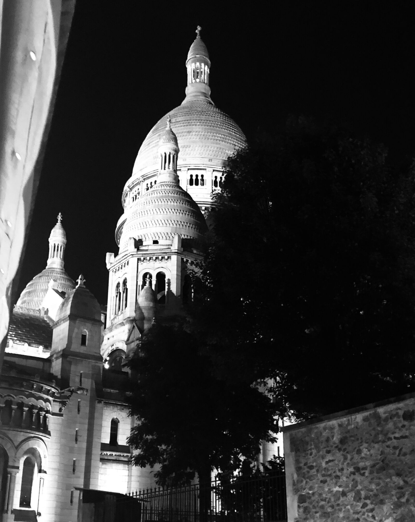 iPhone X back dual camera 4mm f/1.8 sample photo. Paris, sacre coeur, montmartre photography