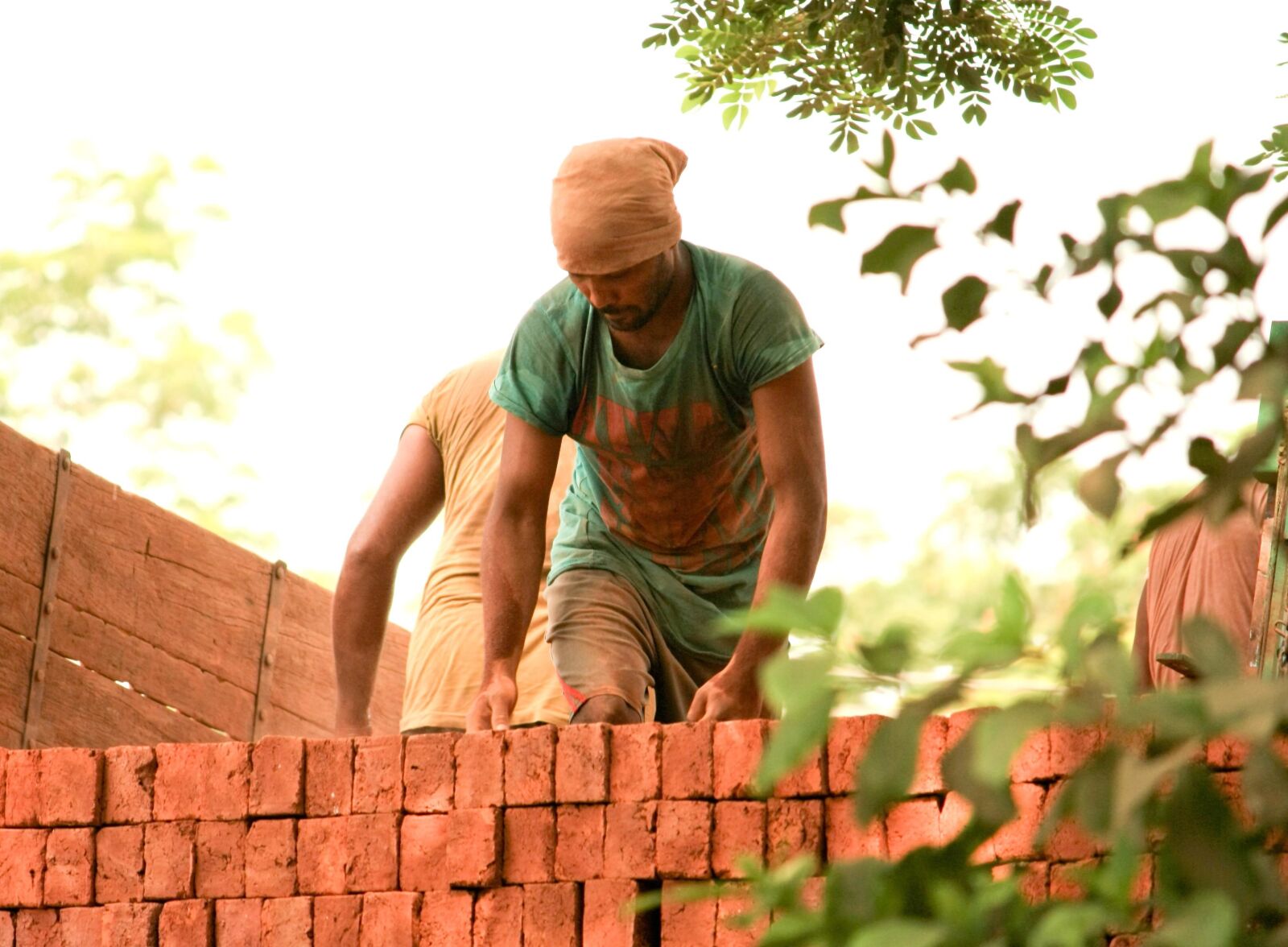 Canon EOS 1000D (EOS Digital Rebel XS / EOS Kiss F) sample photo. Worker, brick, workplace, man photography