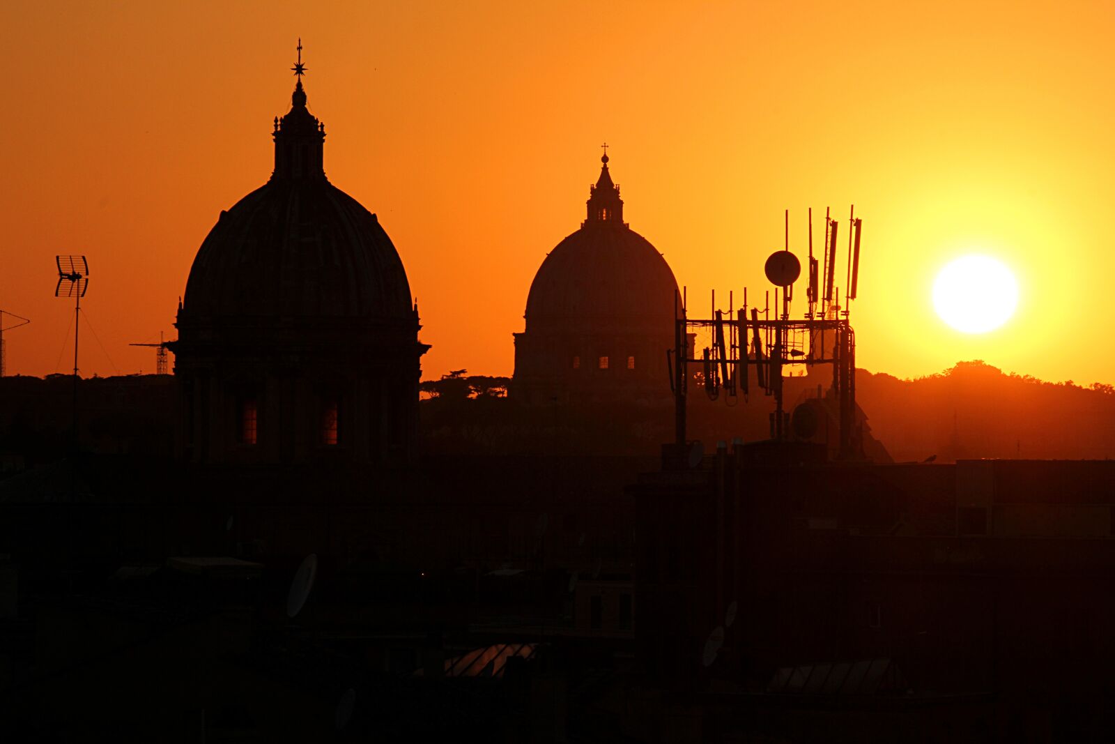 Canon EOS 550D (EOS Rebel T2i / EOS Kiss X4) sample photo. Silhouette, sunset, city photography