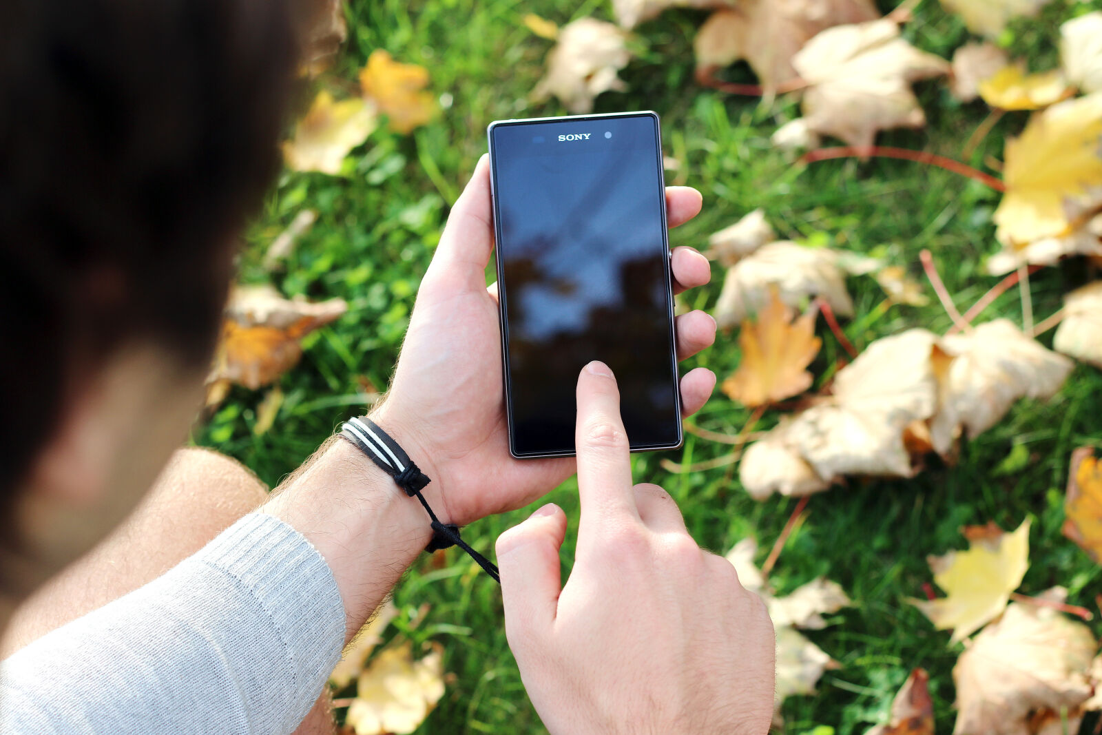 Canon EOS 70D + Canon EF 50mm F1.8 II sample photo. App, hand, mockup, person photography