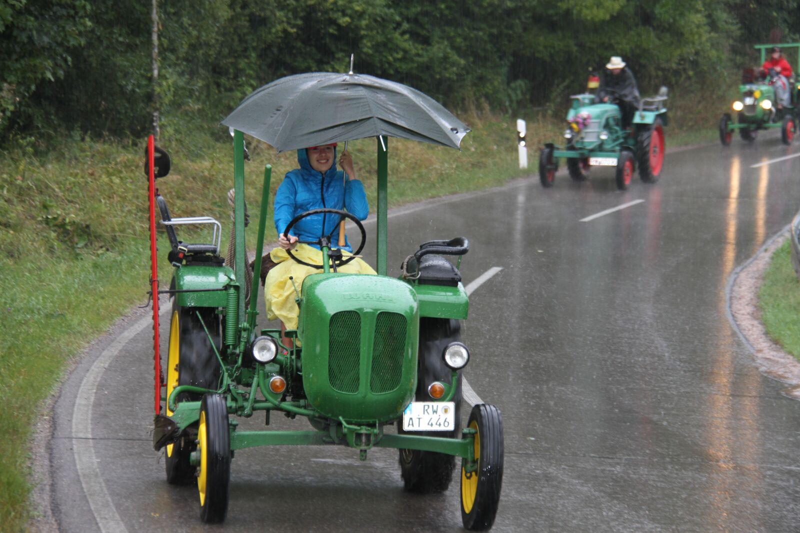 Canon EF-S 18-200mm F3.5-5.6 IS sample photo. Oldtimer, tractor, bulldog photography