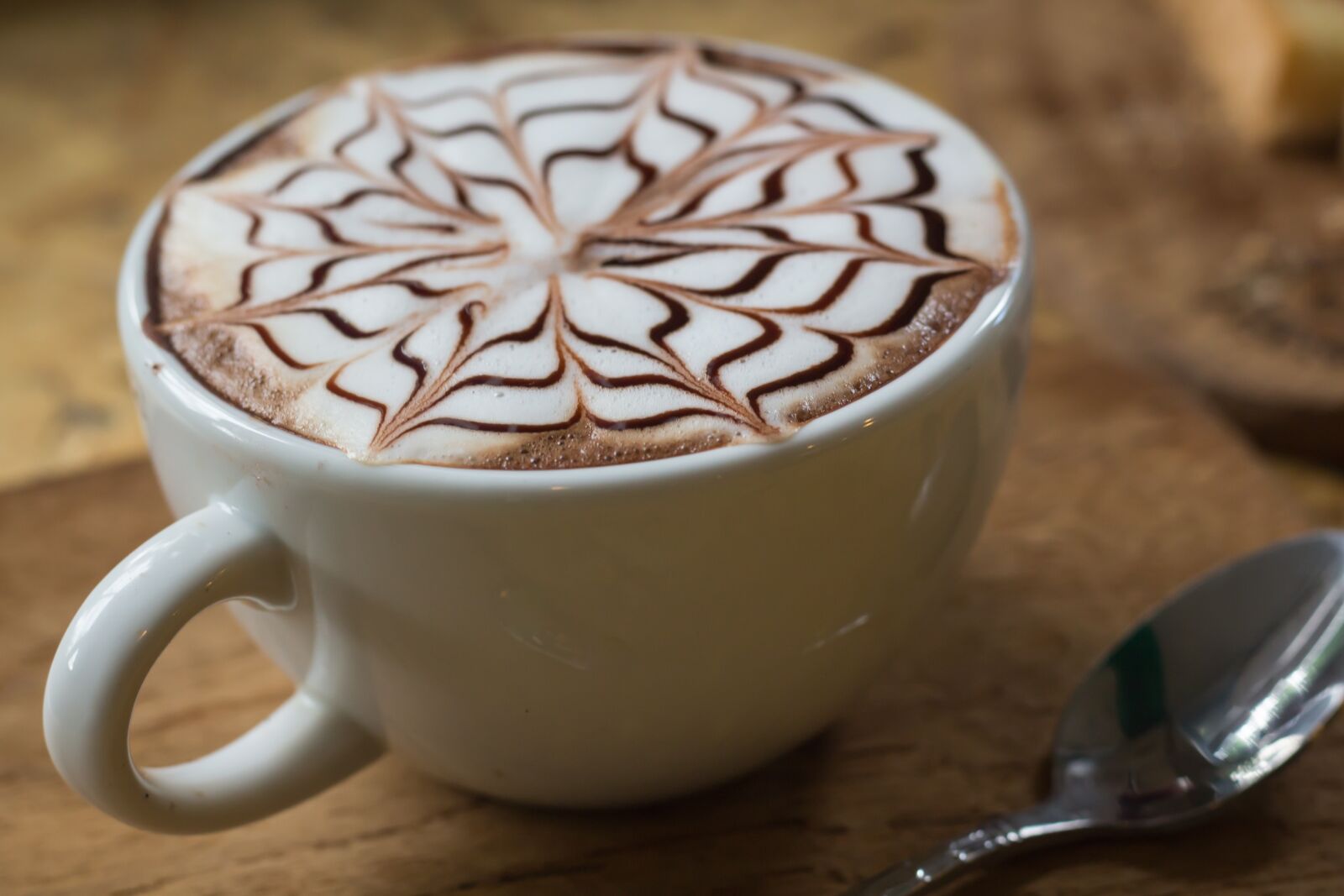 Canon EOS 700D (EOS Rebel T5i / EOS Kiss X7i) + Canon EF 50mm F1.8 STM sample photo. Cappuccino, beverage, in the photography