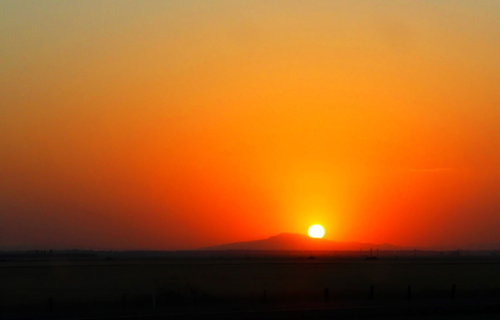 Canon EOS 1300D (EOS Rebel T6 / EOS Kiss X80) sample photo. Sunset, gradient, sun photography