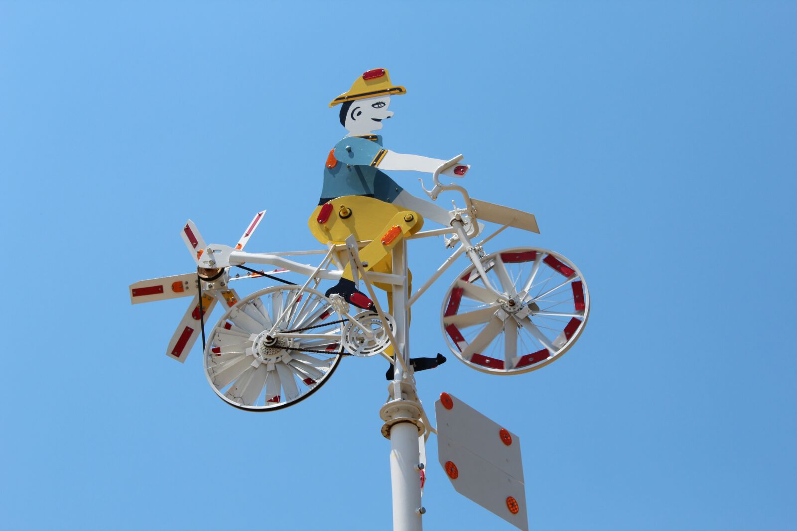 Canon EOS 1300D (EOS Rebel T6 / EOS Kiss X80) sample photo. Whirligig, metal art, metal photography