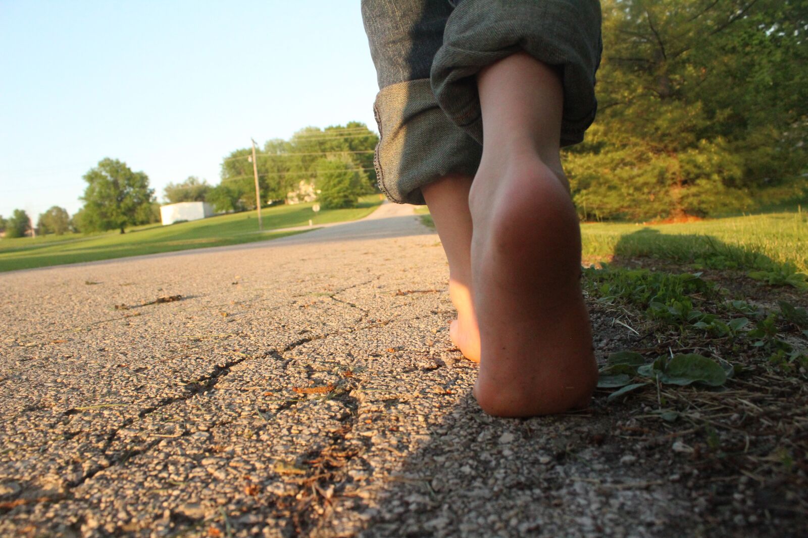 Canon EOS 1300D (EOS Rebel T6 / EOS Kiss X80) sample photo. Feet, boy, child photography