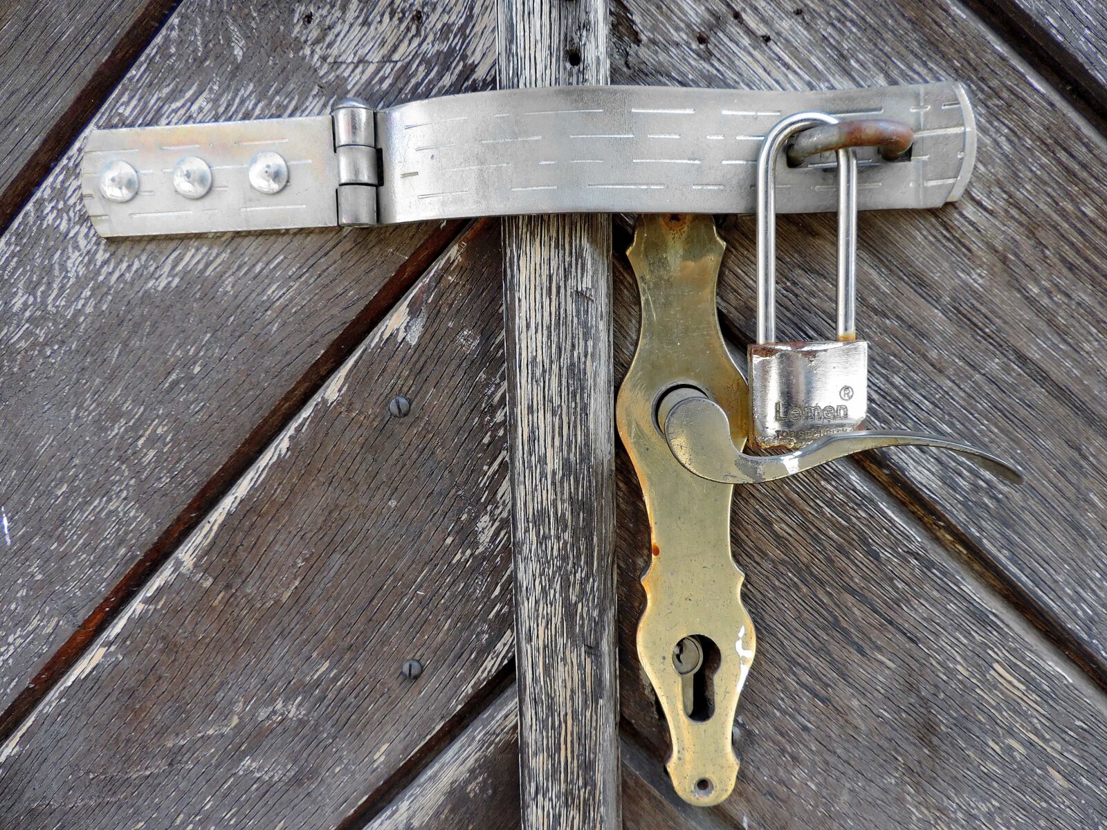 Nikon Coolpix P520 sample photo. Brass, front door, keyhole photography