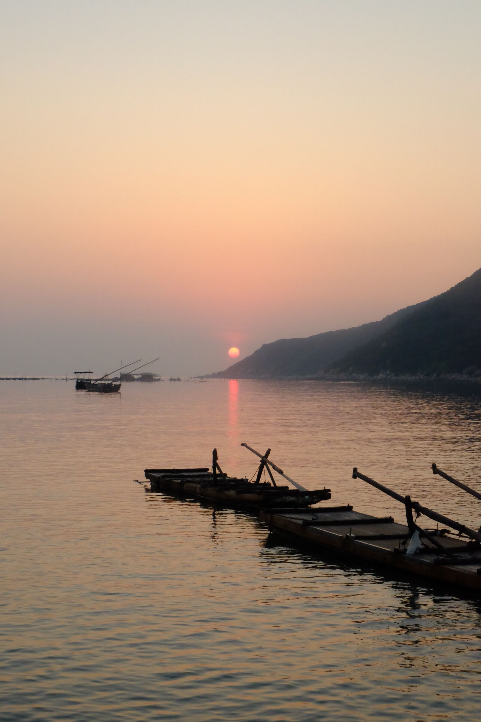 Fujifilm X-E2 + Fujifilm XC 16-50mm F3.5-5.6 OIS II sample photo. Lake, shantou, ship photography