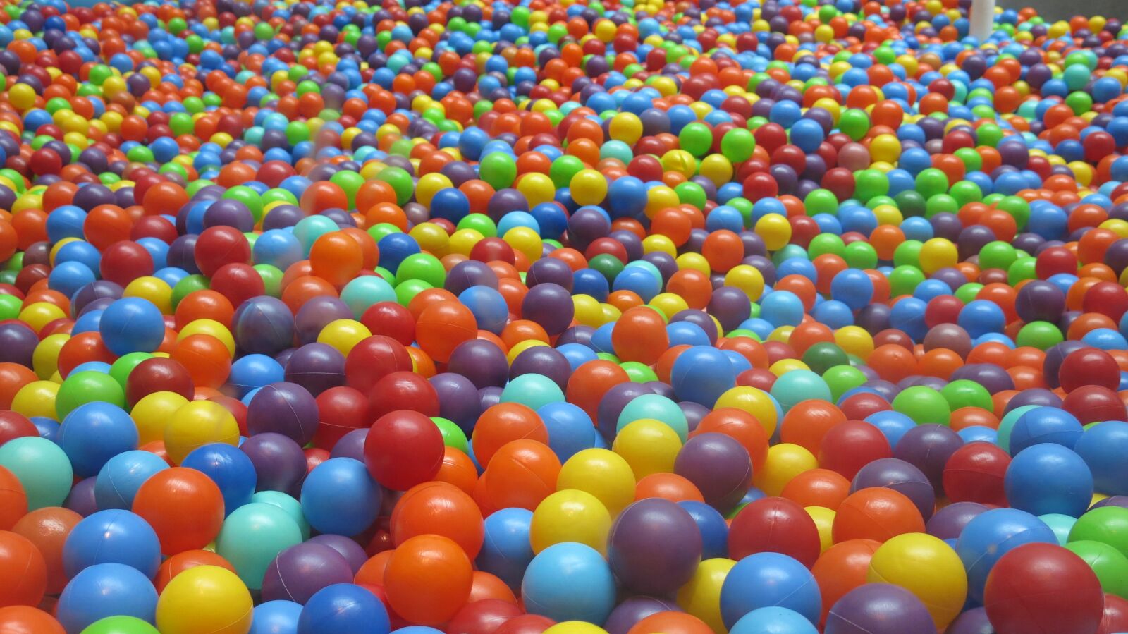 Canon PowerShot G15 sample photo. Play corner, colorful, mass photography