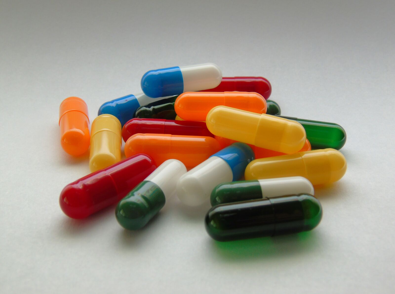 Sony Cyber-shot DSC-H400 sample photo. Encapsulate, pills, vitamins photography