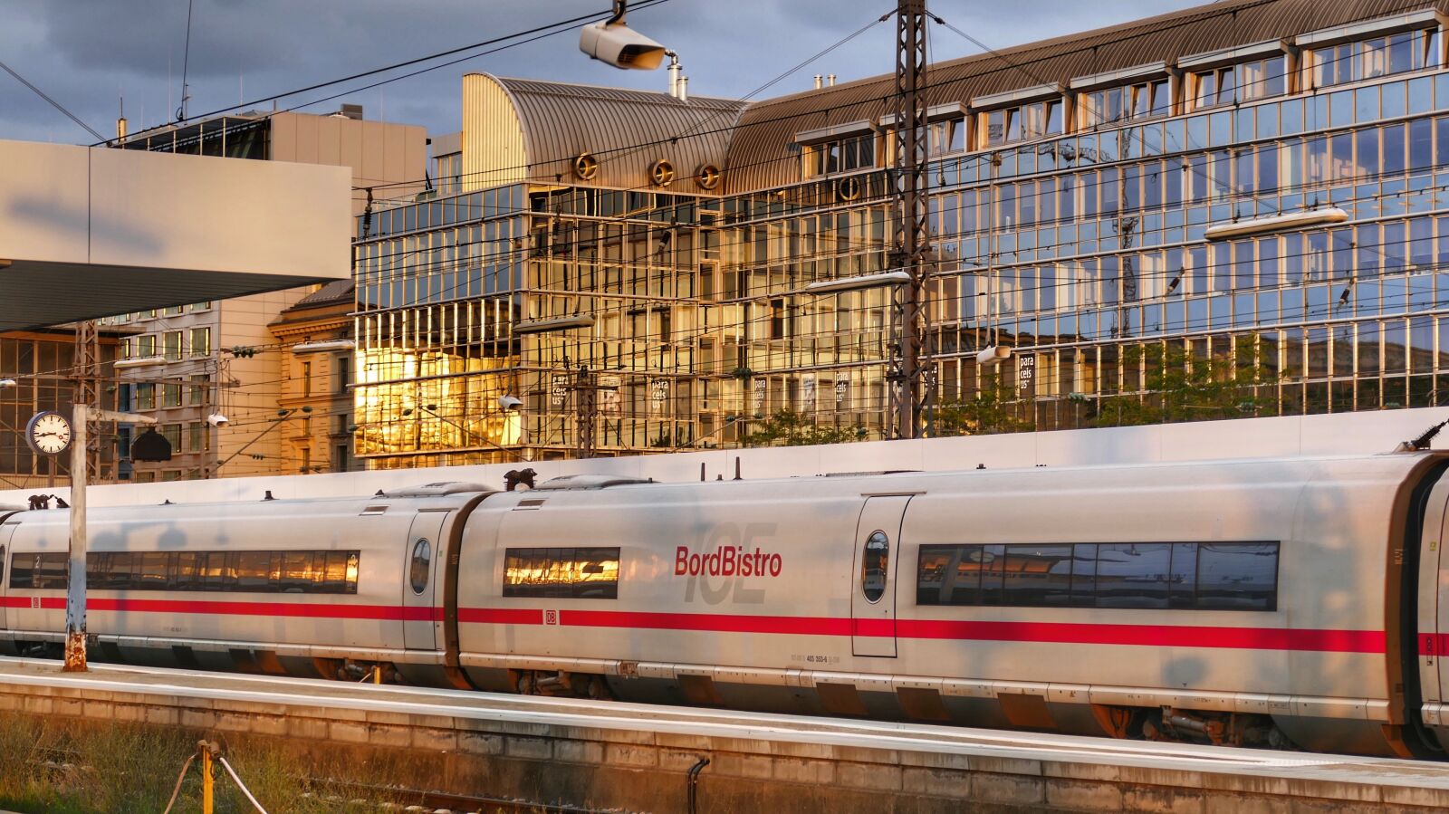 Panasonic Lumix DMC-FZ1000 sample photo. Munich, railway station, railway photography
