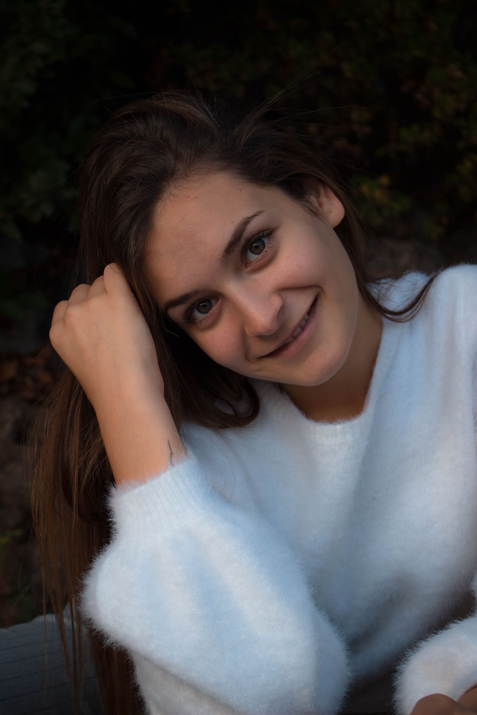 Canon EOS 100D (EOS Rebel SL1 / EOS Kiss X7) sample photo. Pose, girl, sweater photography