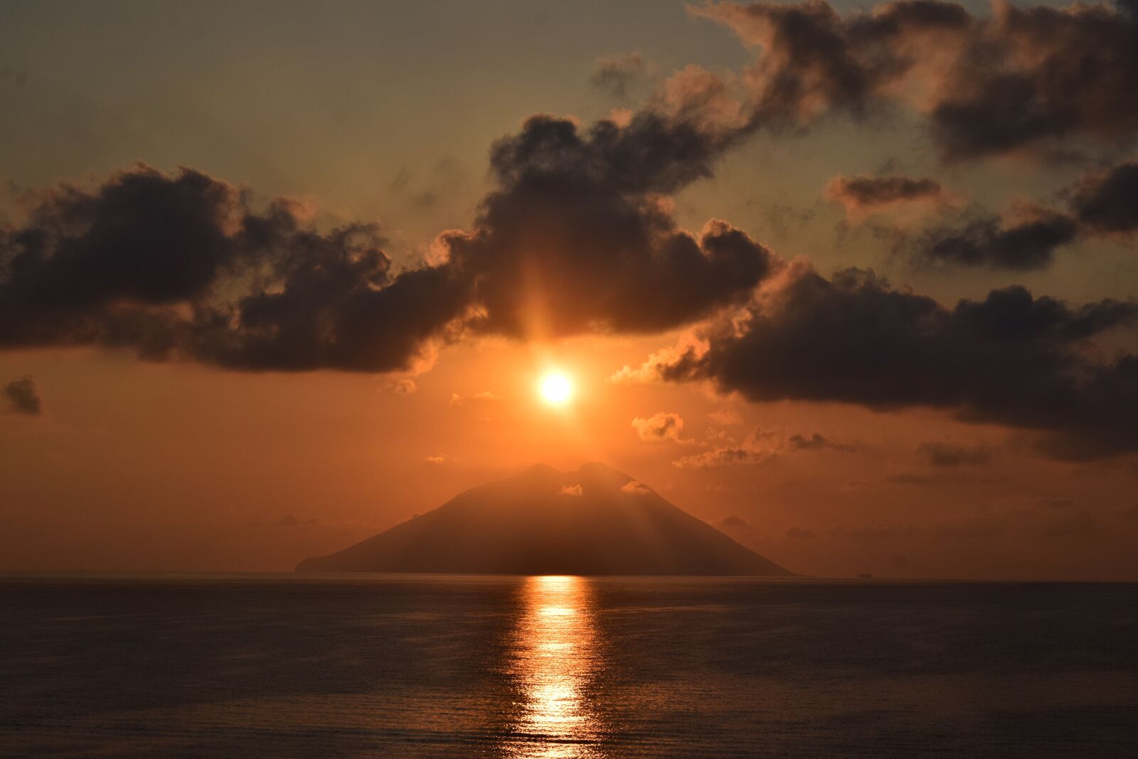 Nikon D3300 sample photo. Sun cloud sea stromboli photography