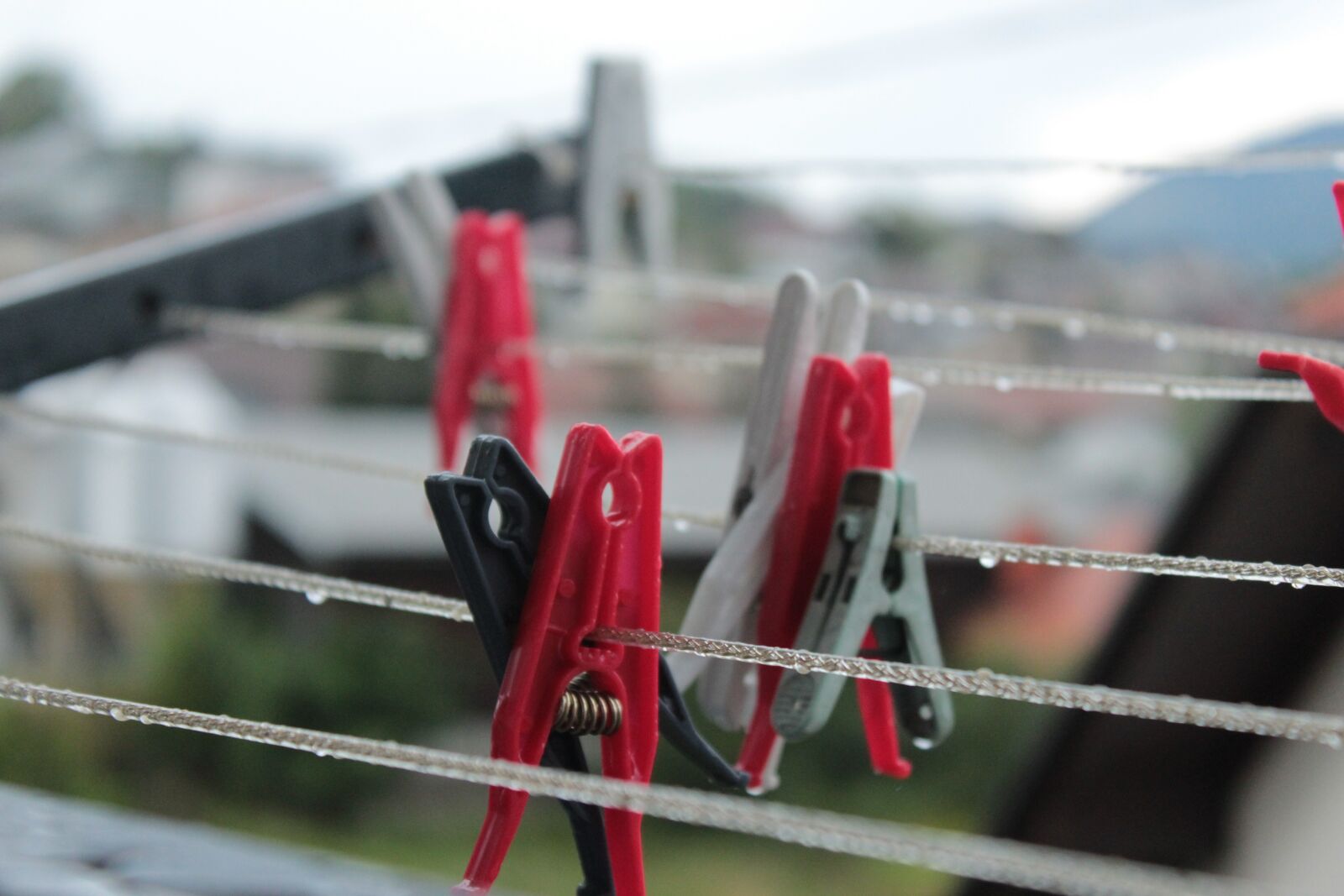 Canon EOS 1300D (EOS Rebel T6 / EOS Kiss X80) sample photo. Cloth pegs, dry, peg photography