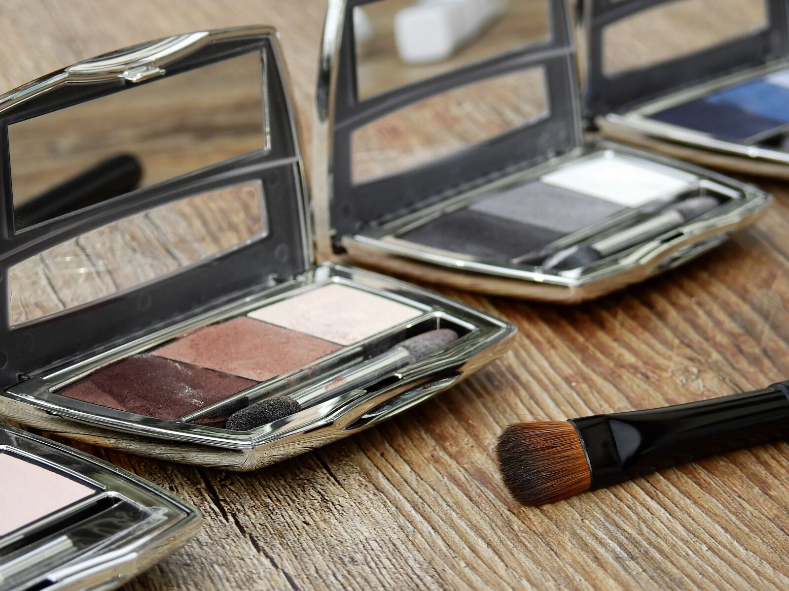 Nikon Coolpix P900 sample photo. Cosmetics, make up, makeup photography