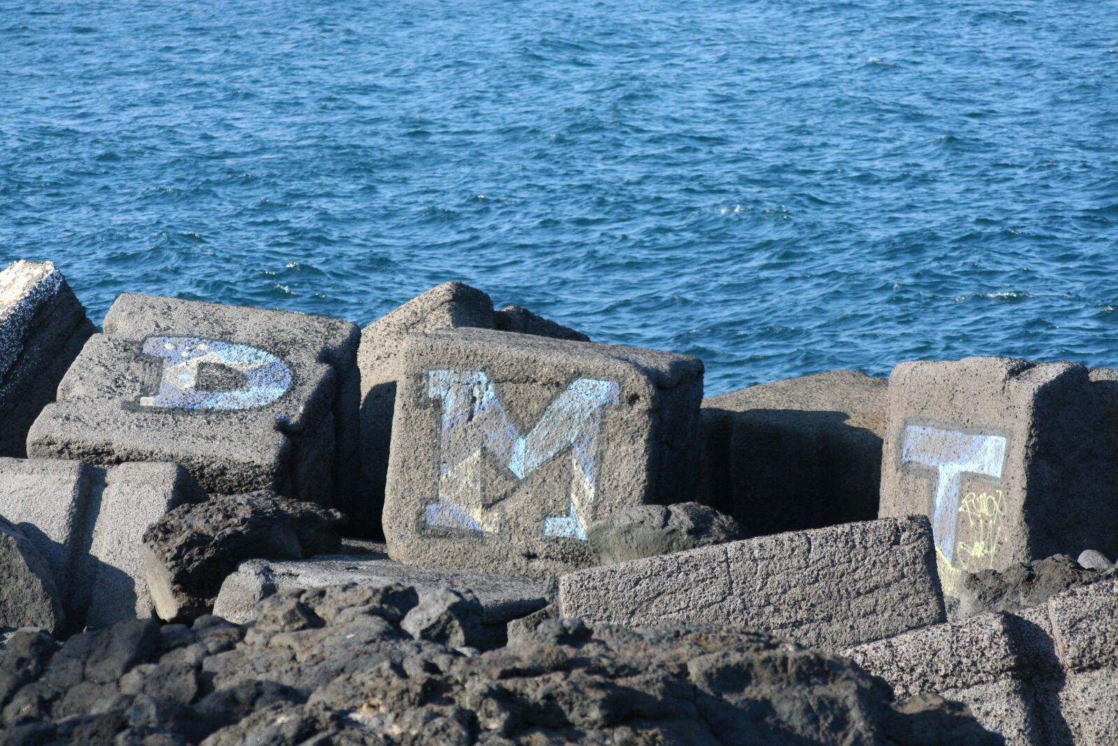 Canon EOS 350D (EOS Digital Rebel XT / EOS Kiss Digital N) sample photo. Graffiti, breakwater, sea photography