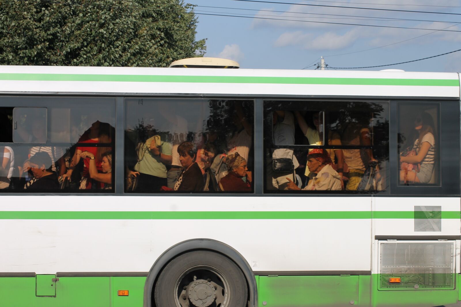 Canon EOS 1100D (EOS Rebel T3 / EOS Kiss X50) sample photo. Bus, passengers, filled with photography