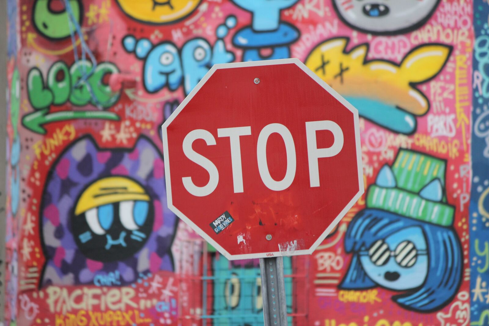 Canon EOS 550D (EOS Rebel T2i / EOS Kiss X4) sample photo. Stop, signal, graffiti photography
