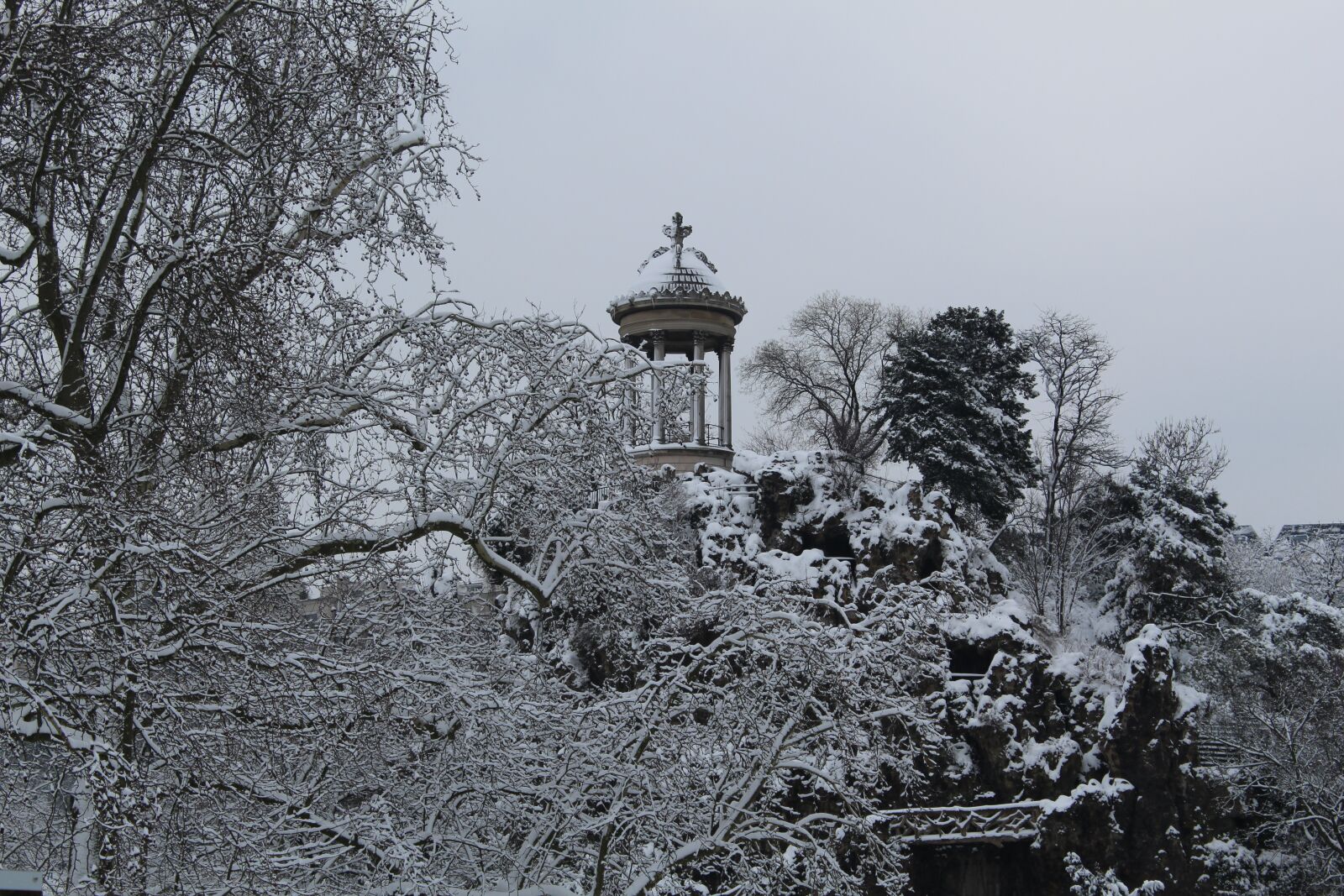 Canon EOS 1300D (EOS Rebel T6 / EOS Kiss X80) sample photo. Snow, les buttes chaumont photography