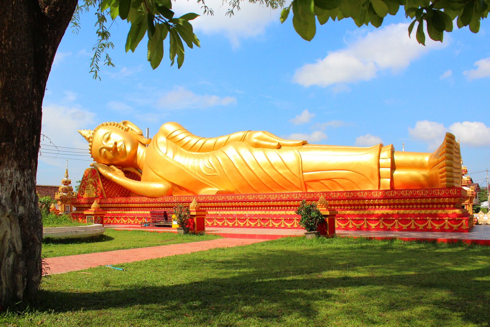 Canon EOS 600D (Rebel EOS T3i / EOS Kiss X5) sample photo. Reclining buddha, laos, temple photography