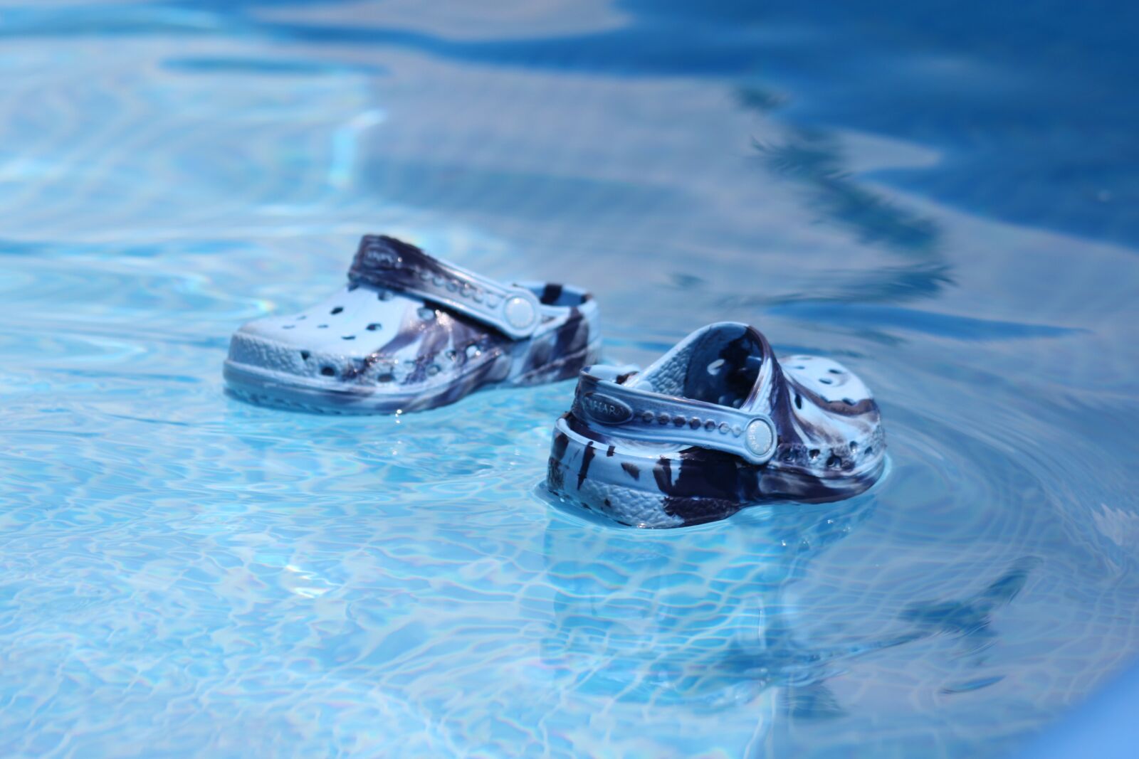 Canon EOS 500D (EOS Rebel T1i / EOS Kiss X3) sample photo. Water, shoe, sandal photography