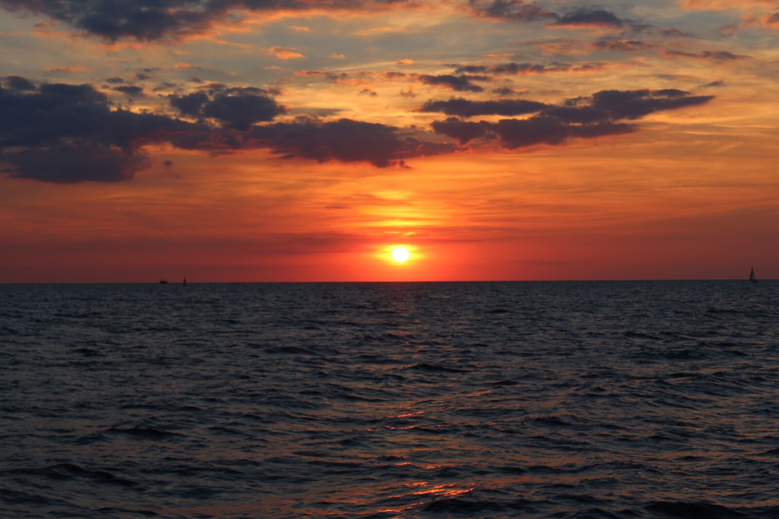 Canon EOS 1300D (EOS Rebel T6 / EOS Kiss X80) sample photo. The baltic sea, sunset photography