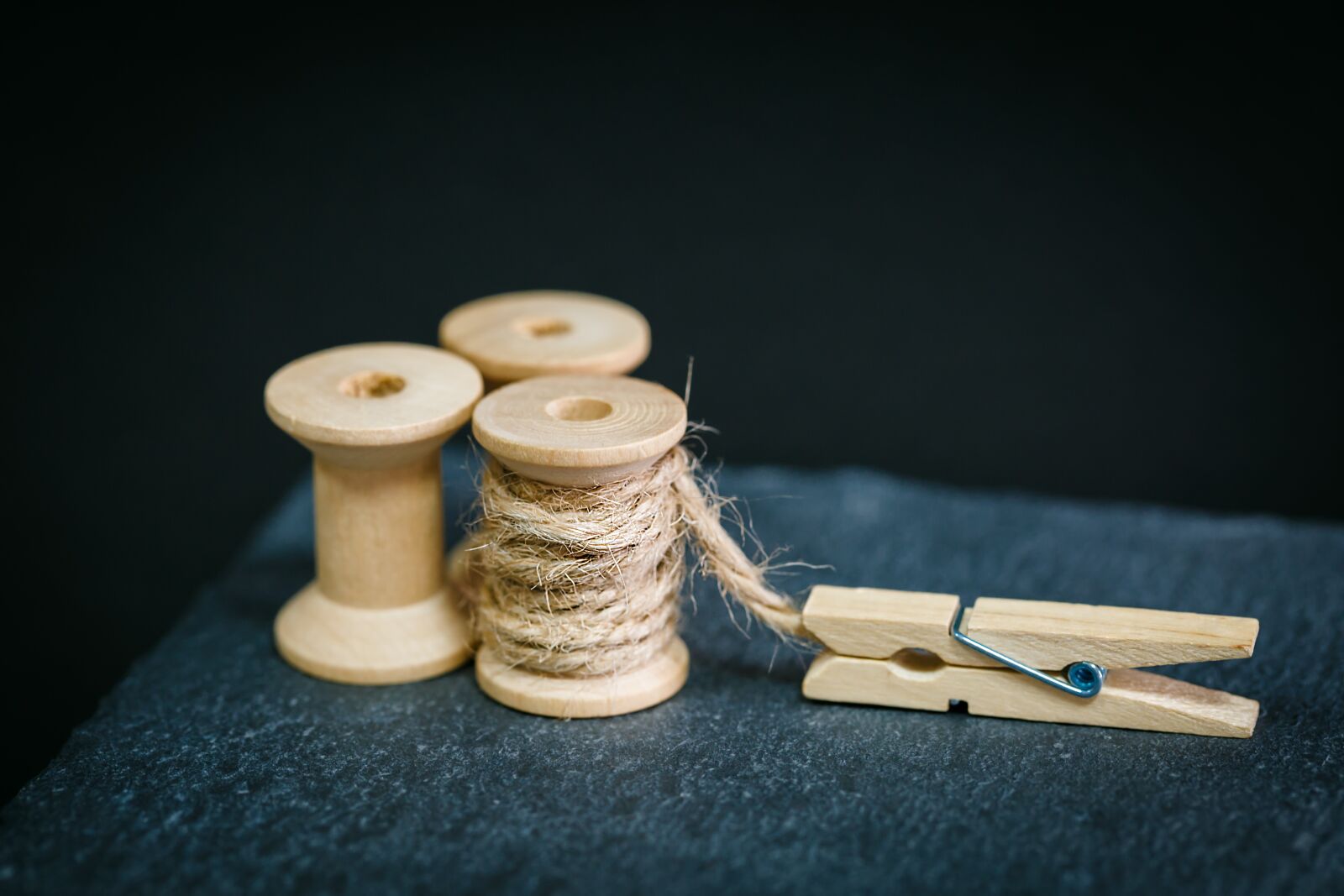 Canon EF 100mm F2.8L Macro IS USM sample photo. Wood, background, pin photography