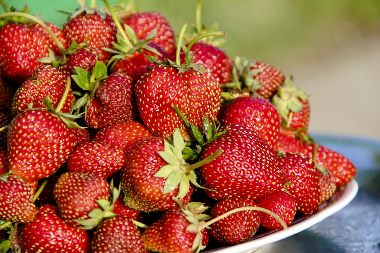 Canon EOS 650D (EOS Rebel T4i / EOS Kiss X6i) + Canon EF-S 18-135mm F3.5-5.6 IS sample photo. Strawberry, berry, fruit photography