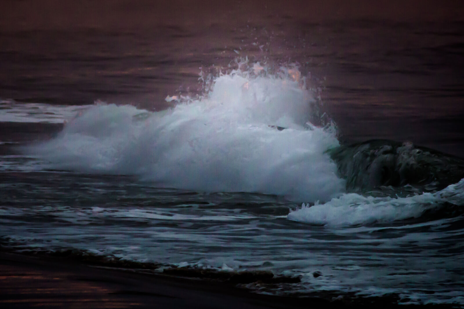 Canon EOS 600D (Rebel EOS T3i / EOS Kiss X5) sample photo. Sunrise, waves photography