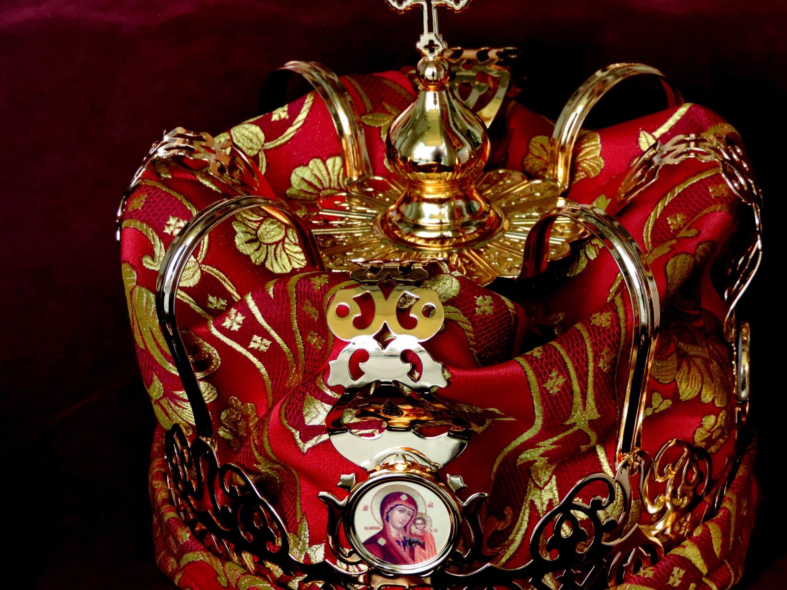 Nikon Coolpix P520 sample photo. Crown, gold, decoration, teapot photography