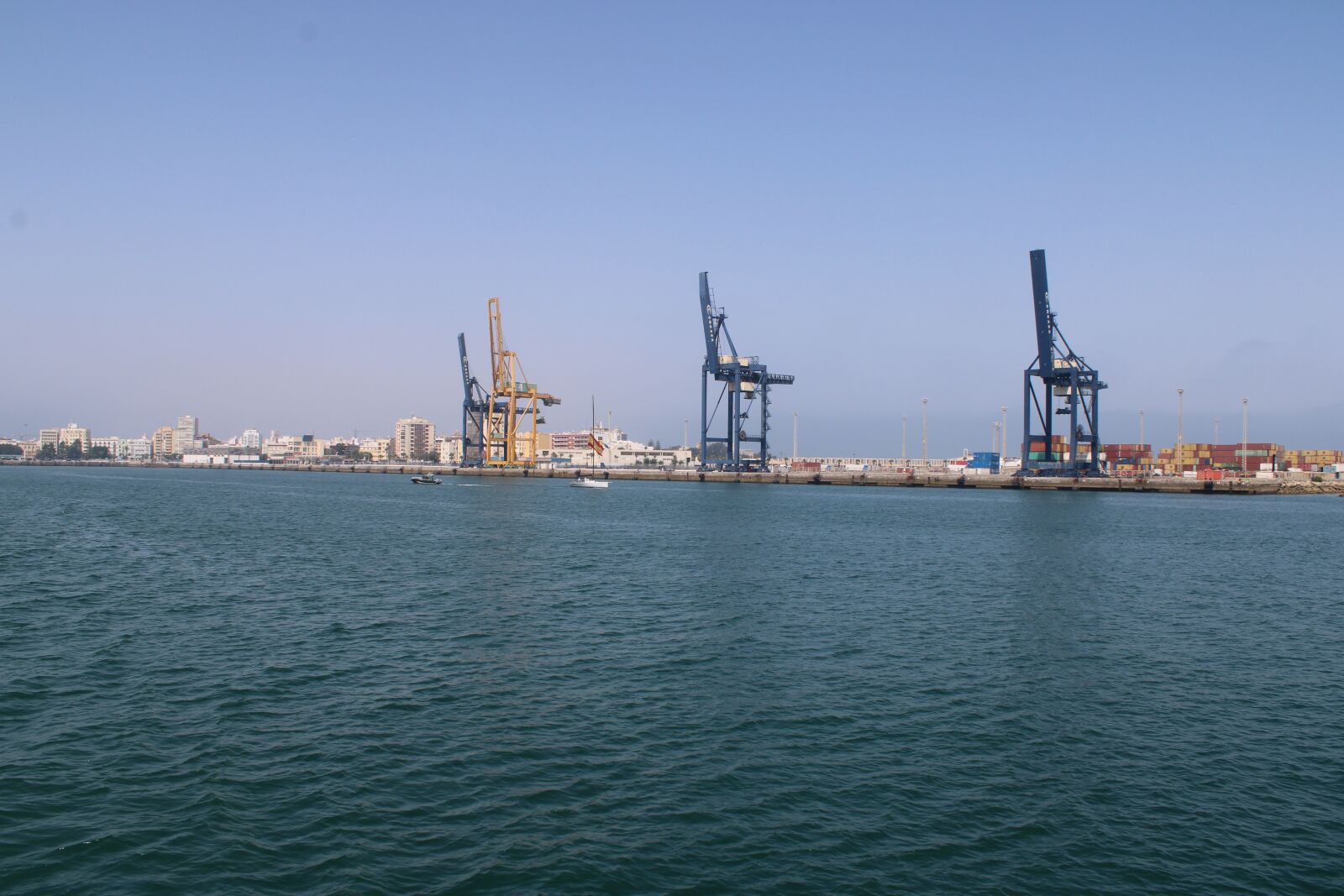 Canon EOS 2000D (EOS Rebel T7 / EOS Kiss X90 / EOS 1500D) sample photo. Cranes portico, port of photography