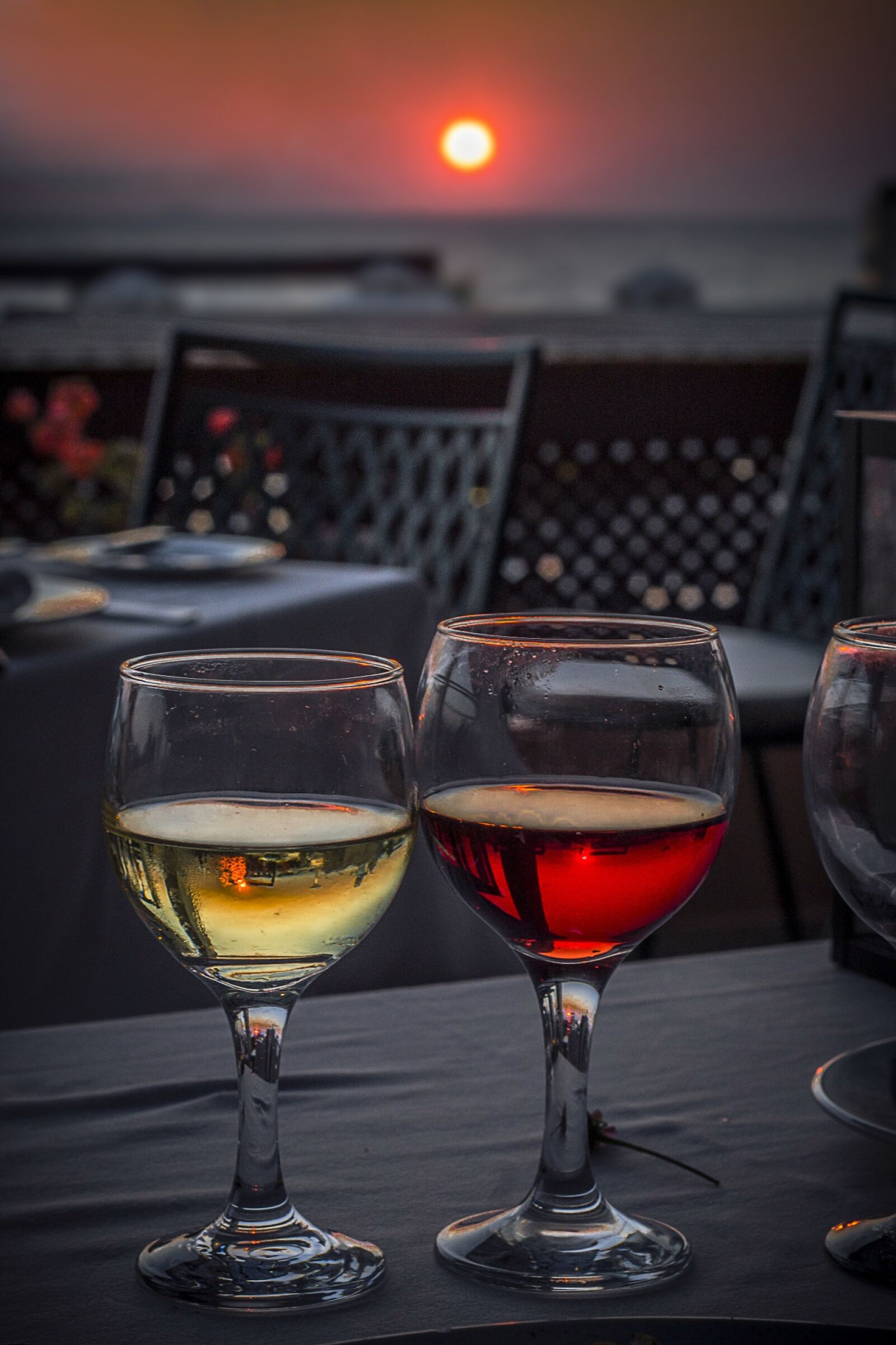 Canon EOS 1100D (EOS Rebel T3 / EOS Kiss X50) + Canon EF 50mm F1.8 II sample photo. Wine, glass, sunset photography