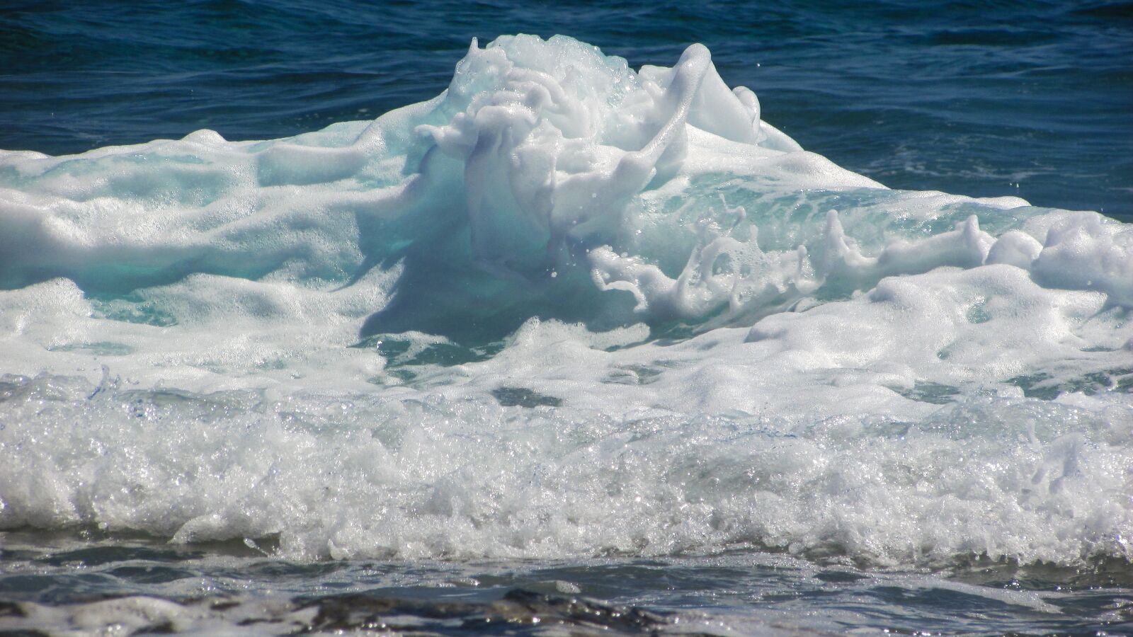 Canon PowerShot SX400 IS sample photo. Wave, bubbles, foam photography