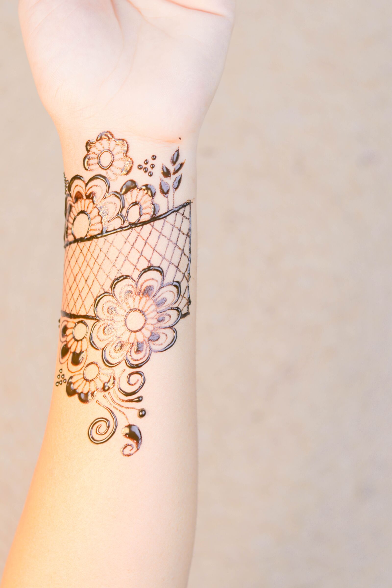 Canon EOS 80D + Canon EF 50mm F1.8 STM sample photo. Henna, hands, mehendi photography