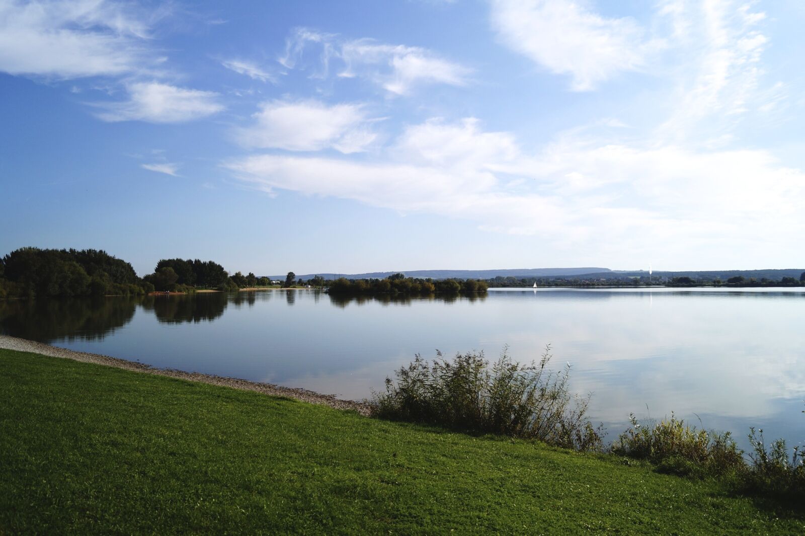 Sony DT 18-55mm F3.5-5.6 SAM II sample photo. Meadow, lake, nature photography