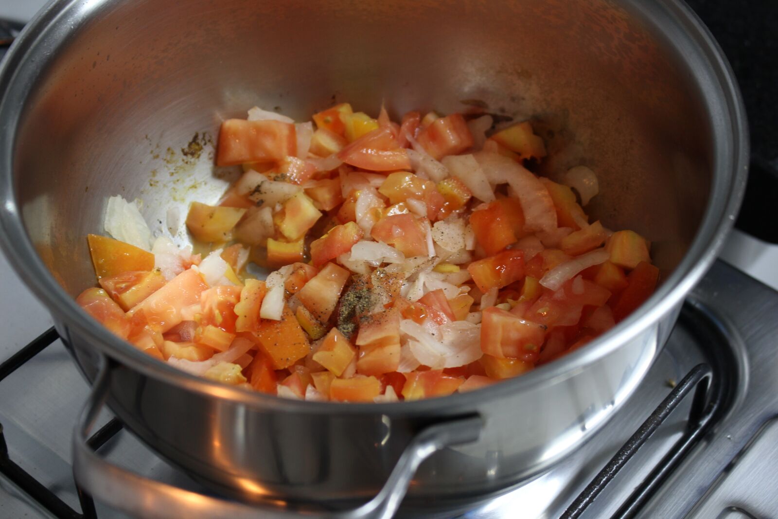 Canon EOS 700D (EOS Rebel T5i / EOS Kiss X7i) sample photo. Tomato, red, kitchen photography