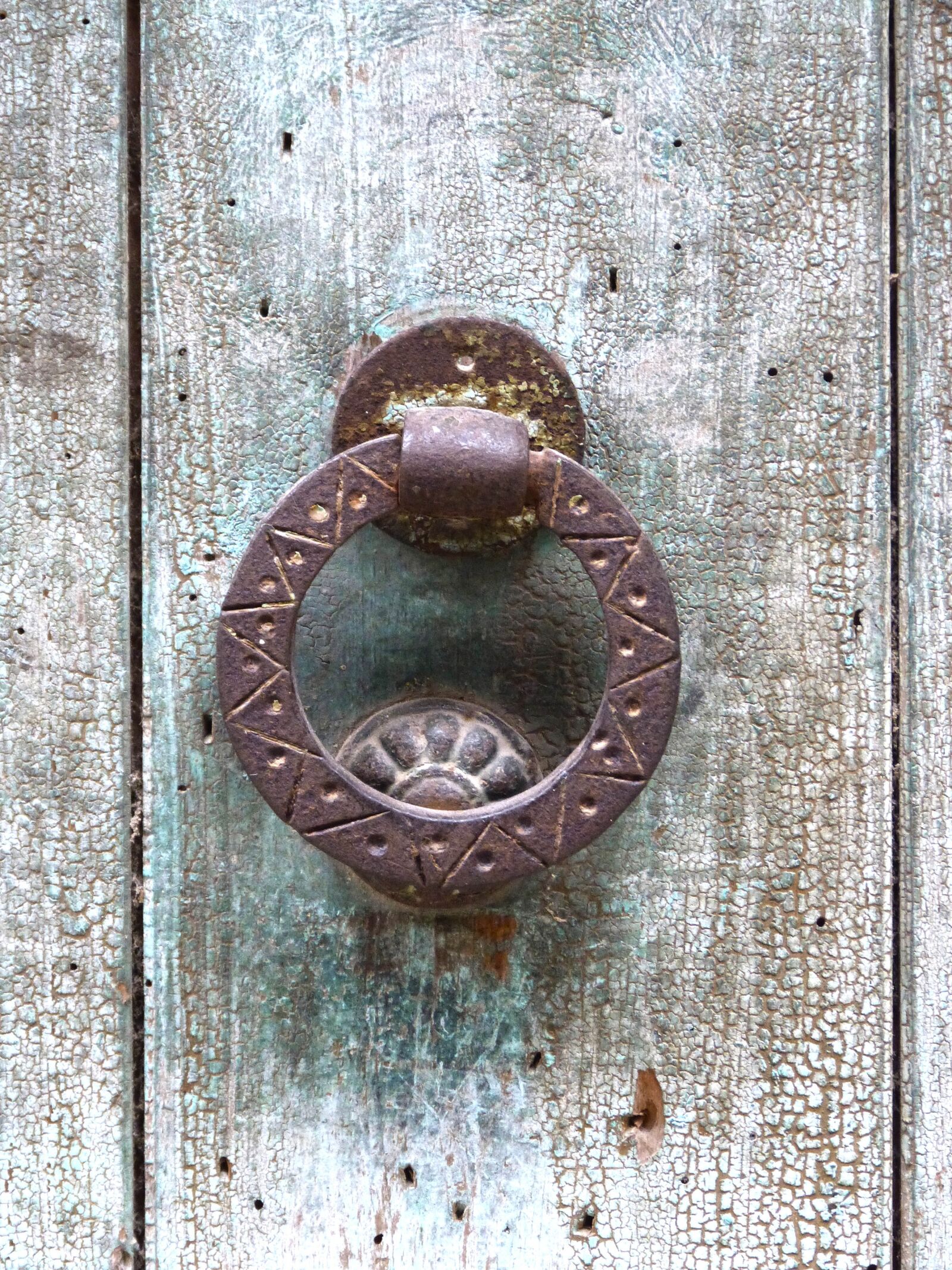 Panasonic DMC-FZ62 sample photo. Passepartout, handle, weathered paint photography