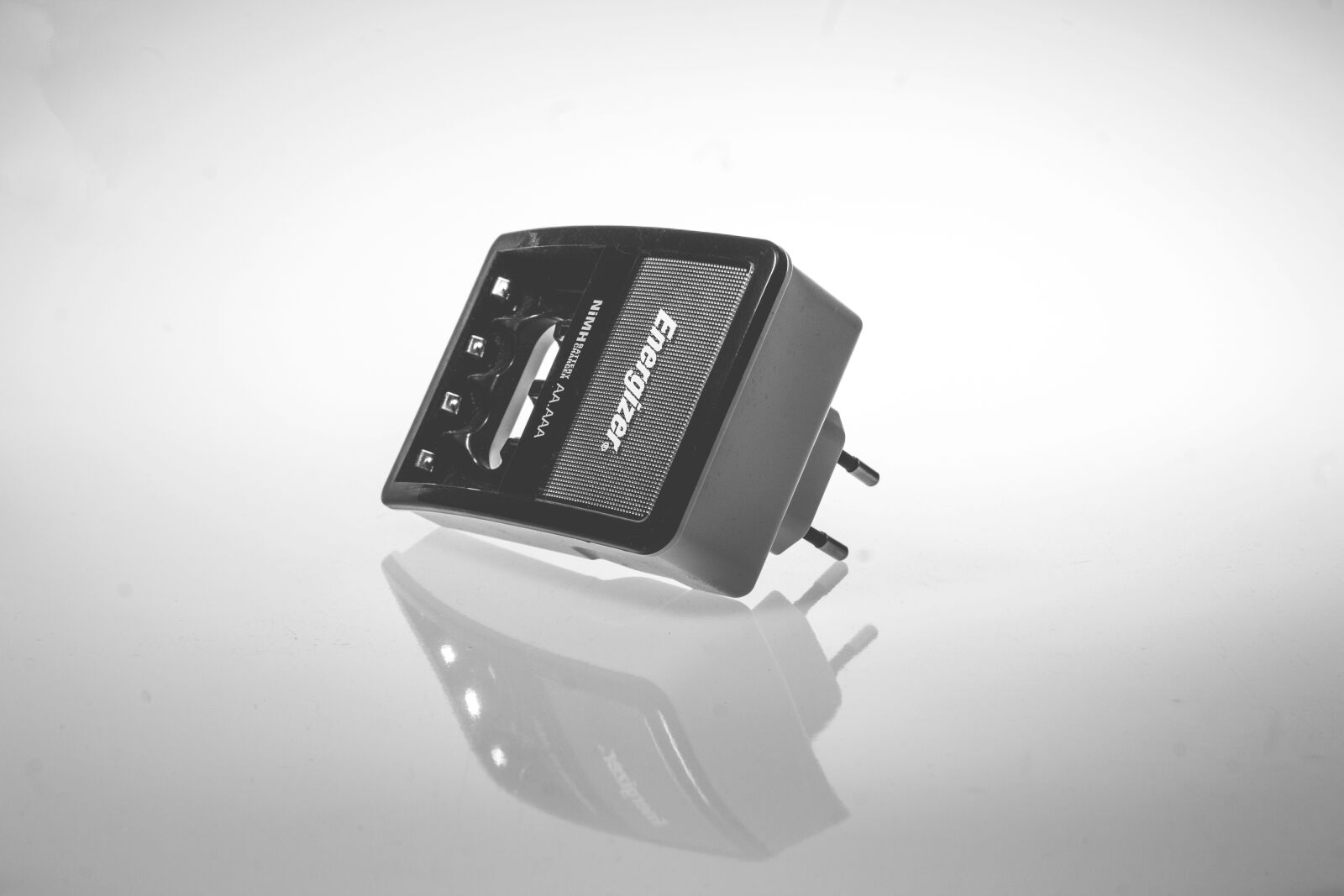Canon EF-S 17-85mm F4-5.6 IS USM sample photo. Charger, ładowarka, packshot photography