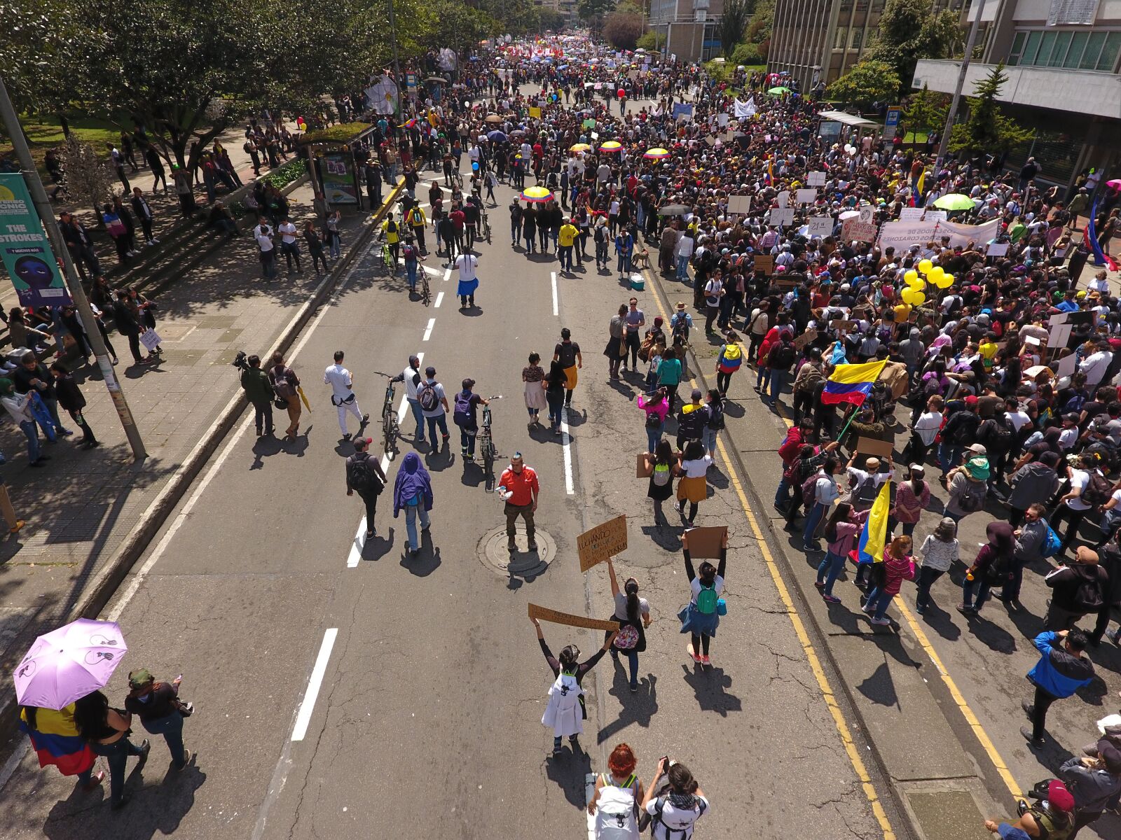 DJI FC330 sample photo. Caminata, septima, bogota photography